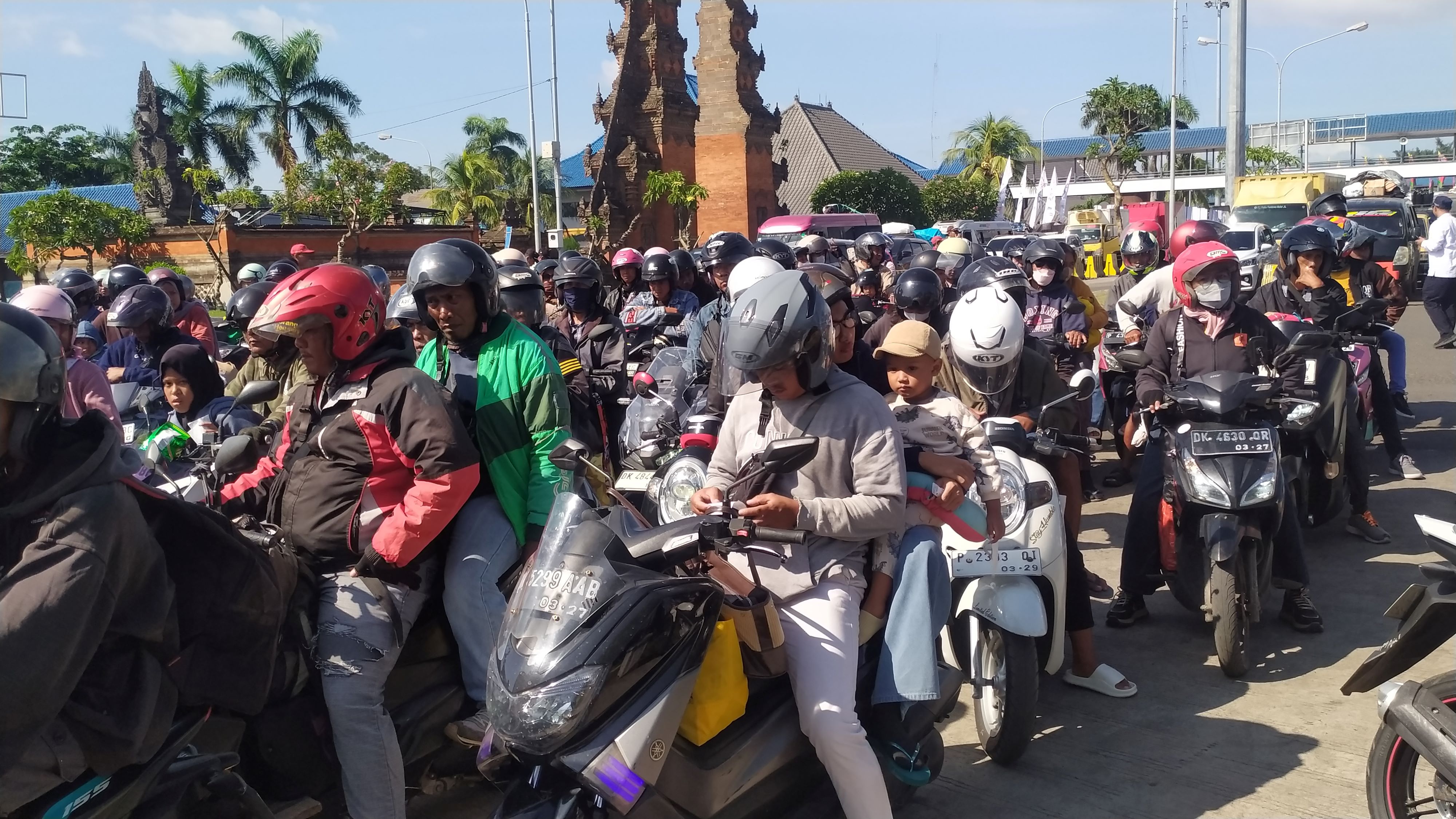 PADAT: Antrean kendaraan roda dua yang hendak menyeberang dari Pelabuhan Gilimanuk.