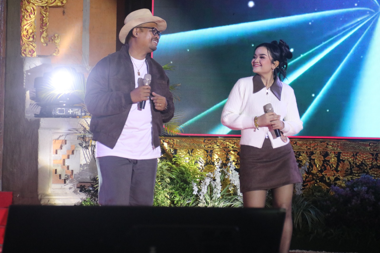 DUET: Pasangan finalis pada ajang Singaraja Singing Competition serangkaian HUT ke-422 Kota Singaraja.