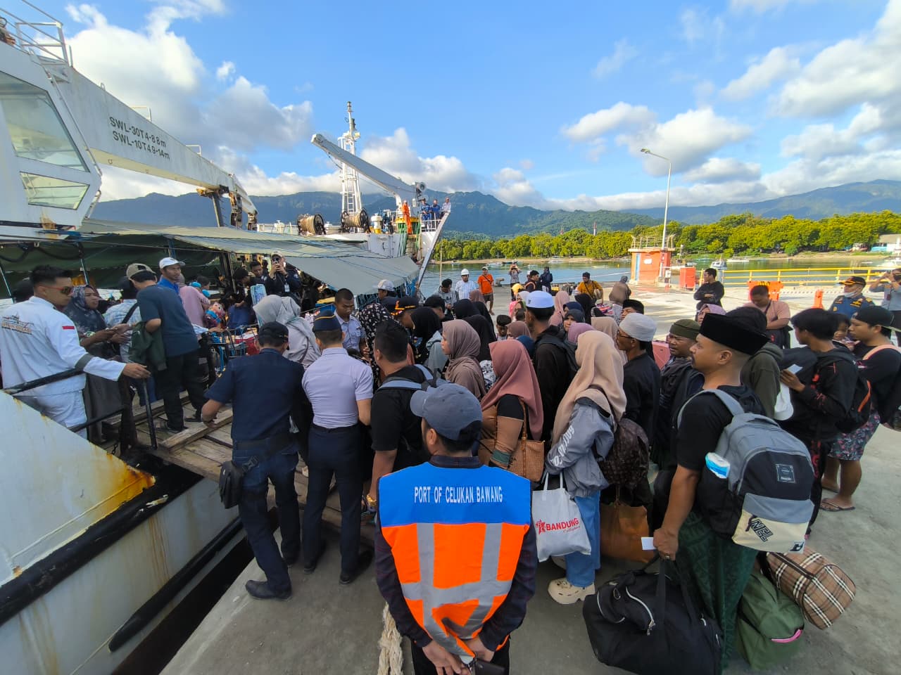 MUDIK: Umat muslim yang mengikuti program mudik gratis melalui Pelabuhan Celukan Bawang. Mereka berlayar menuju Pulau Raas di Kabupaten Sumenep, Madura.