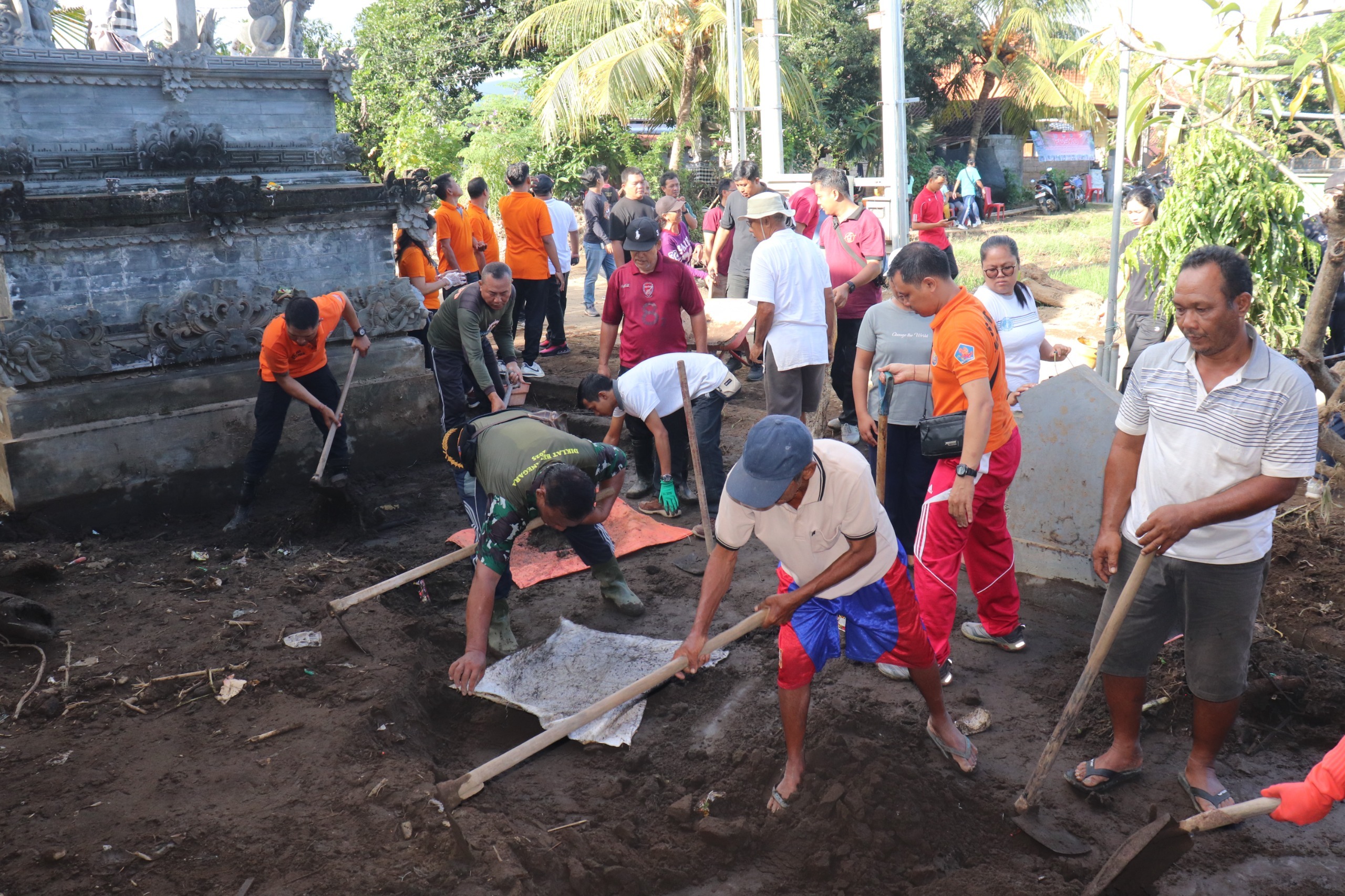 GOTONG ROYONG: Warga melakukan gotong royong membersihkan lumpur yang tersisa dari peristiwa banjir bandang banjar.