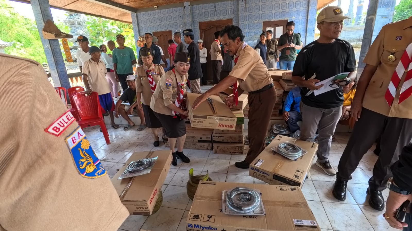BAWA BANTUAN: Pramuka Kwartir Cabang Gerakan Pramuka Buleleng memberikan bantuan kompor kepada warga Desa Kalianget yang terdampak banjir bandang.