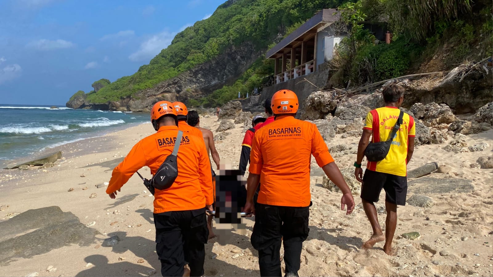 EVAKUASI: Tim SAR bersama relawan dan warga mengevakuasi jenazah WNA Inggris yang ditemukan tewas mengapung di Pantai Nyang-Nyang.