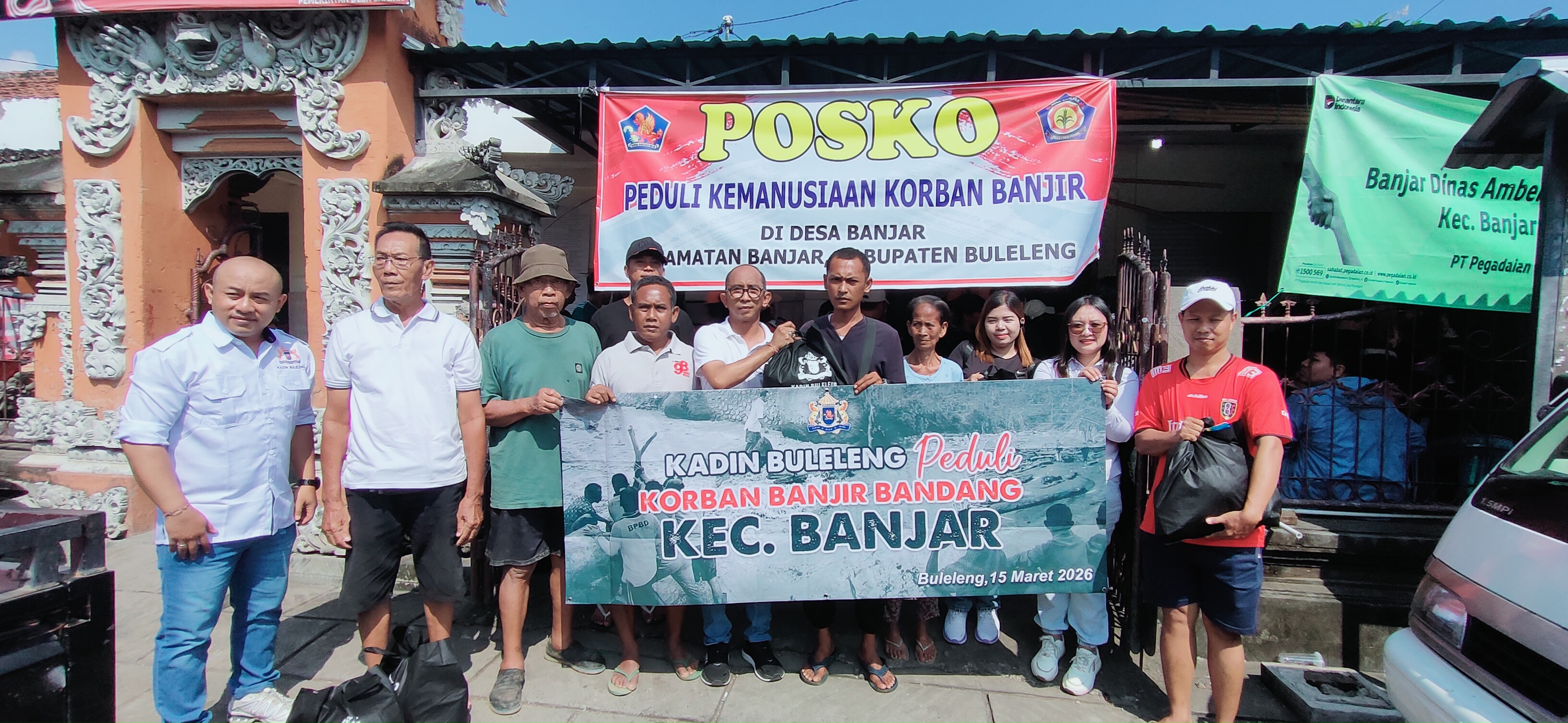 SERAHKAN BANTUAN: Pengurus dan Anggota Kadin Buleleng menyerahkan bantuan kepada warga terdampak bencana di Kecamatan Banjar.