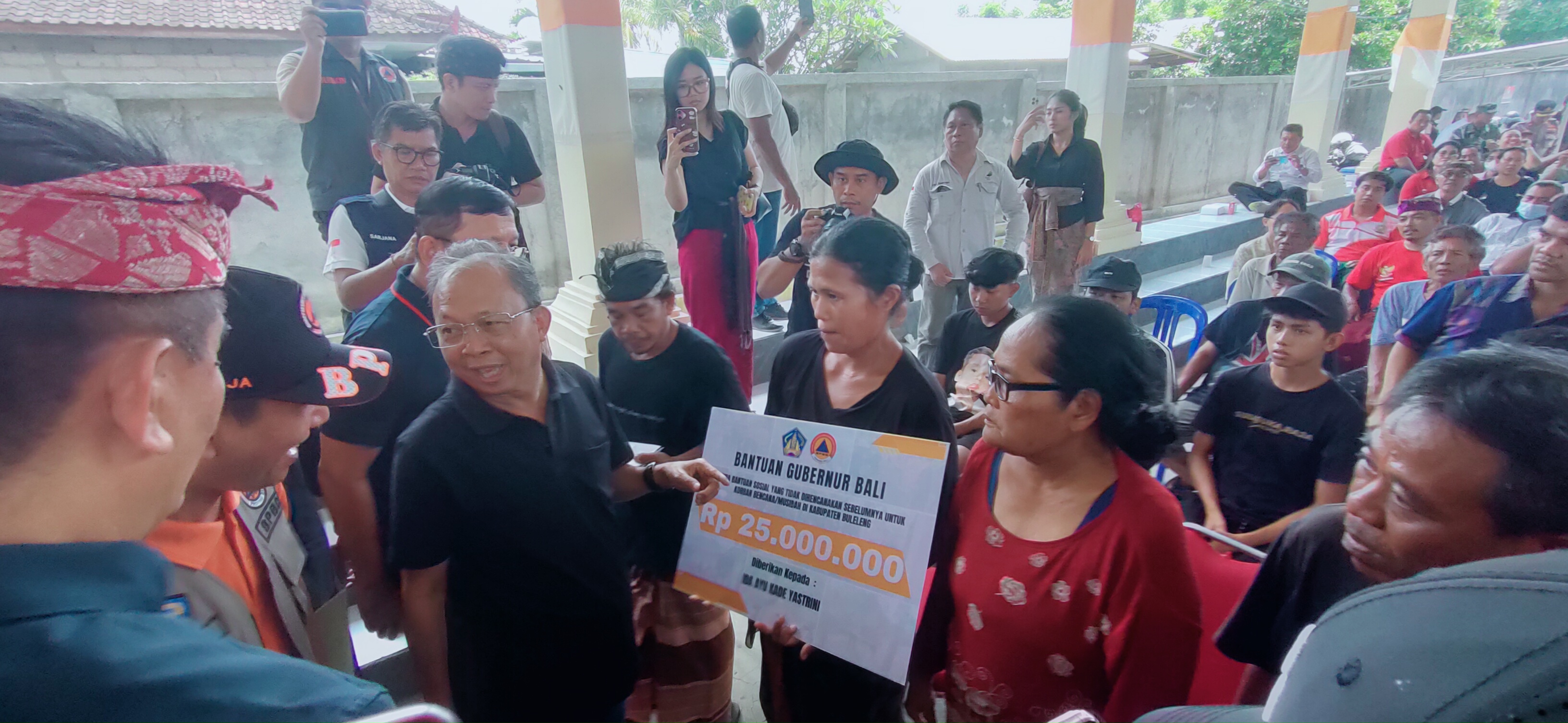 SERAHKAN BANTUAN: Gubernur Bali, Wayan Koster menyerahkan bantuan kepada warga yang terdampak bencana di Desa Banjar.