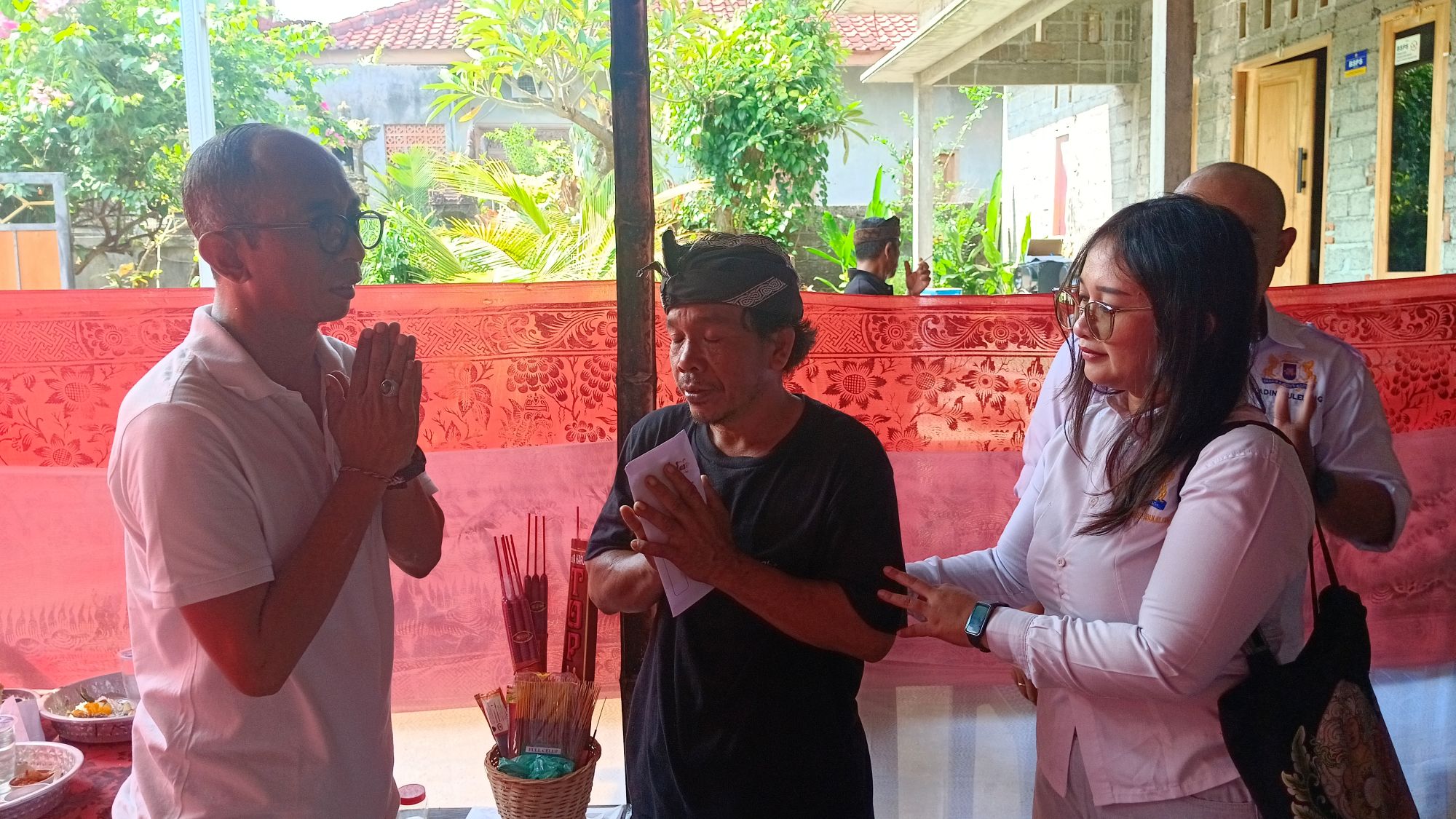 BELASUNGKAWA: Pengurus dan anggota Kadin Buleleng menyerahkan santunan uang tunai kepada keluarga korban banjir bandang di Desa Banjar.