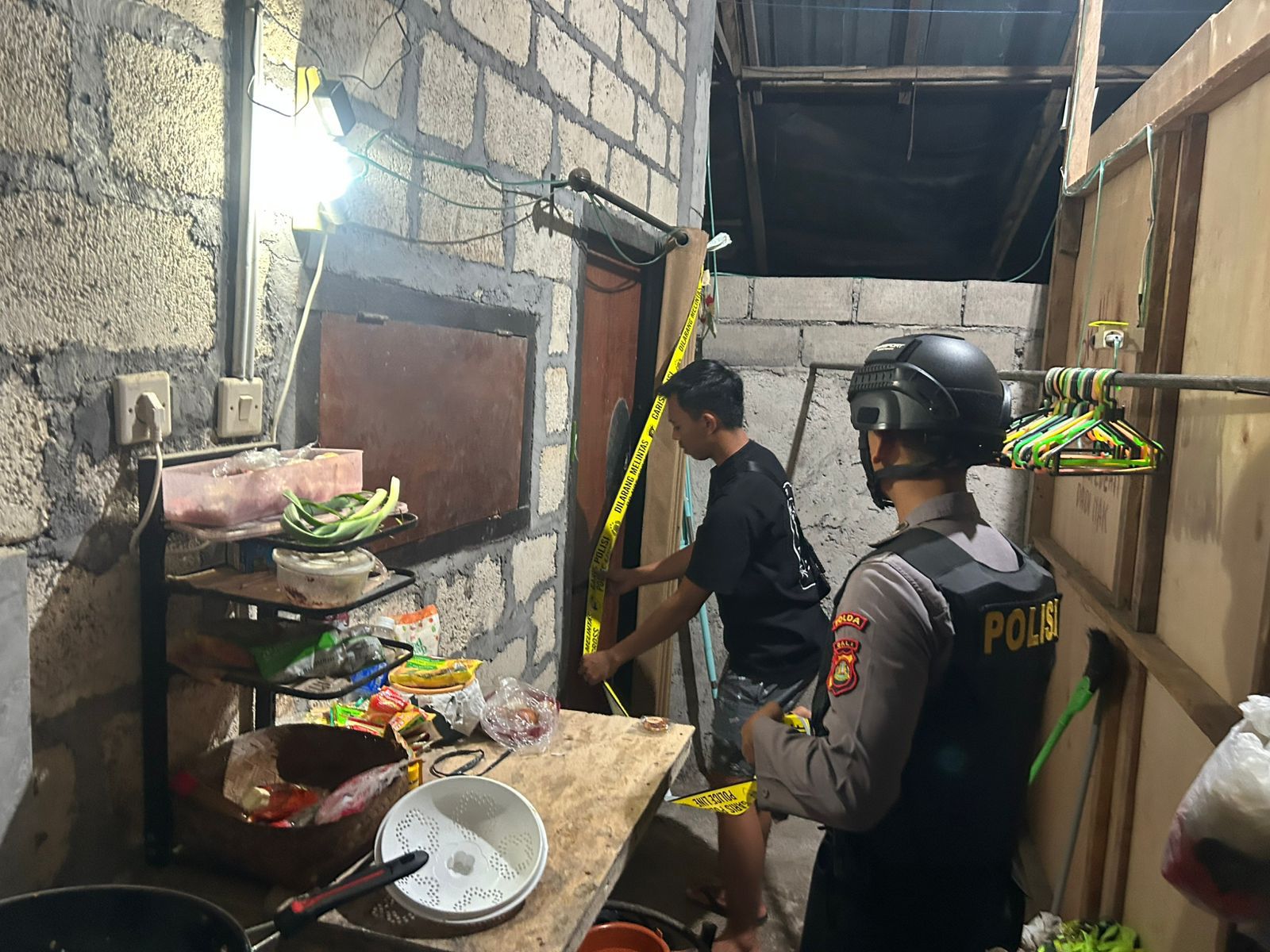 OLAH TKP: Aparat kepolisian melakukan olah TKP di lokasi ulah pati di Nusa Penida. Seorang sopir nekat ulah pati karena terlilit judol.