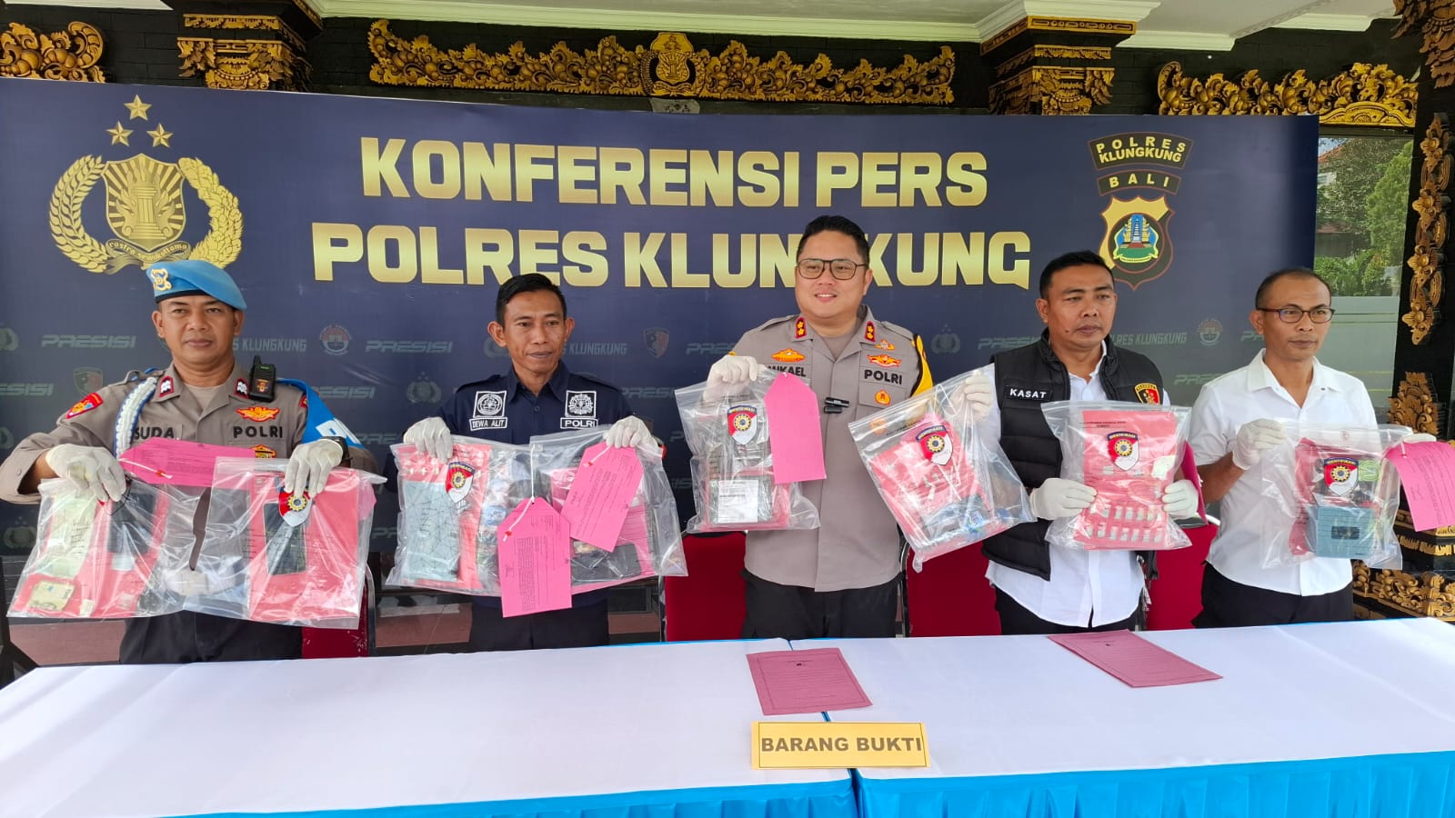 UNGKAP KASUS: Kapolres Klungkung, AKBP Mikael Hutabarat (tengah) menunjukkan barang bukti narkoba. Mayoritas pengedar menyasar driver pariwisata di Nusa Penida.