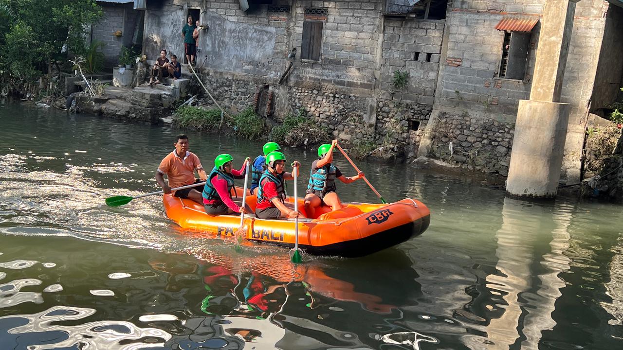 LATIHAN: Tim arung jeram Buleleng melakukan latihan di Tukad Banyumala. Mereka tengah bersiap menghadapi Kejurda Arung Jeram.