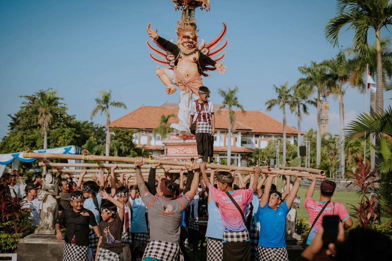 MERIAH: Siswa TK-PAUD serta siswa SD Lab Undiksha antusias mengikuti pawai budaya yang digelar di Lapangan Rektorat Undiksha, pada Sabtu (14/3/2026).