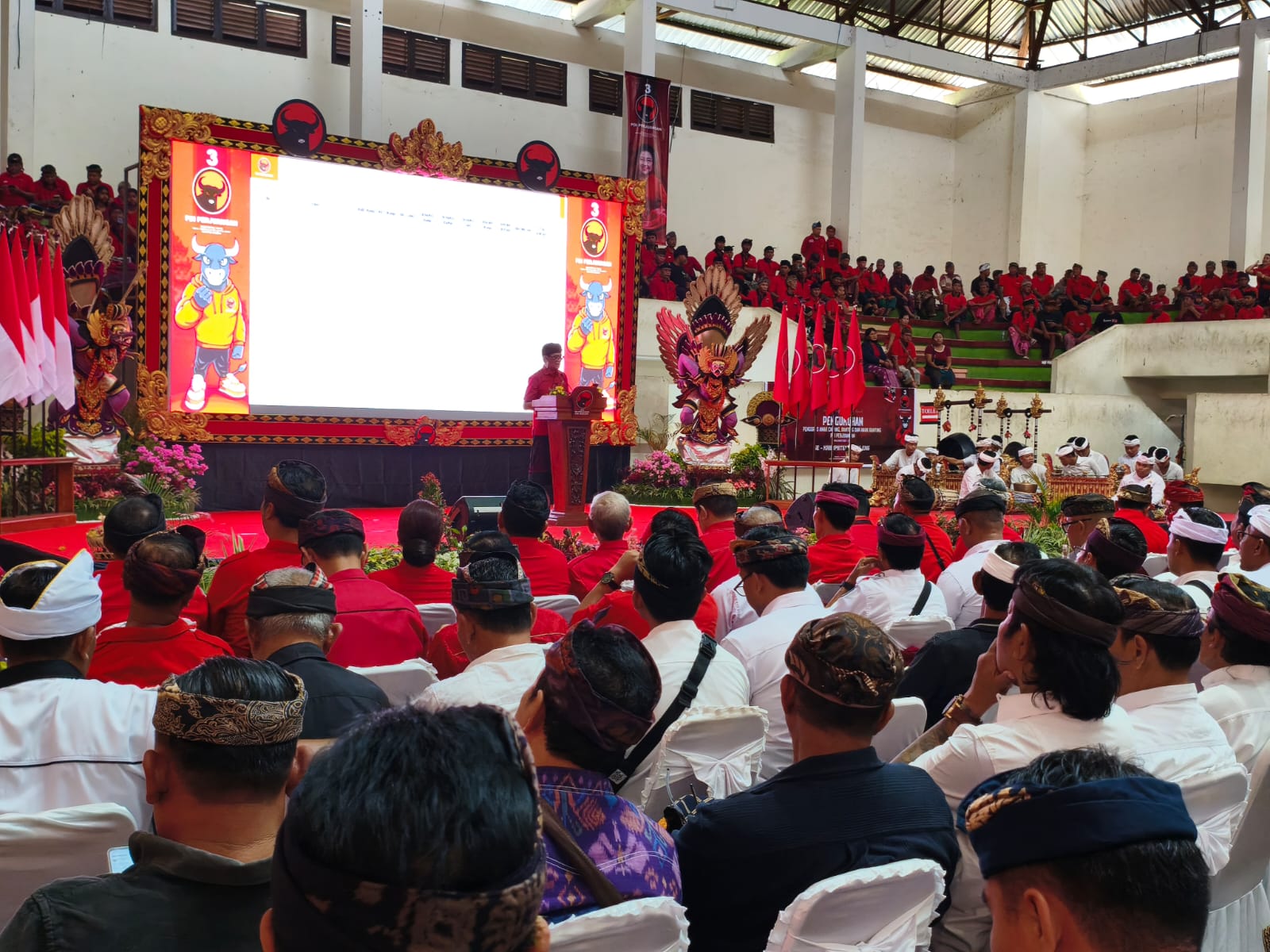 PENGUKUHAN KADER: Suasana pengukuhan pengurus anak cabang, ranting, dan anak ranting PDI Perjuangan di GOR Bhuana Patra, Minggu (15/3/2026).