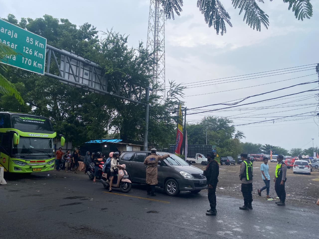 MACET PARAH: Aparat kepolisian melakukan pengaturan lalu lintas di sekitar Terminal Cargo Gilimanuk. Kemacetan arus mudik tahun ini sangat parah, sehingga disebut mudik horor.