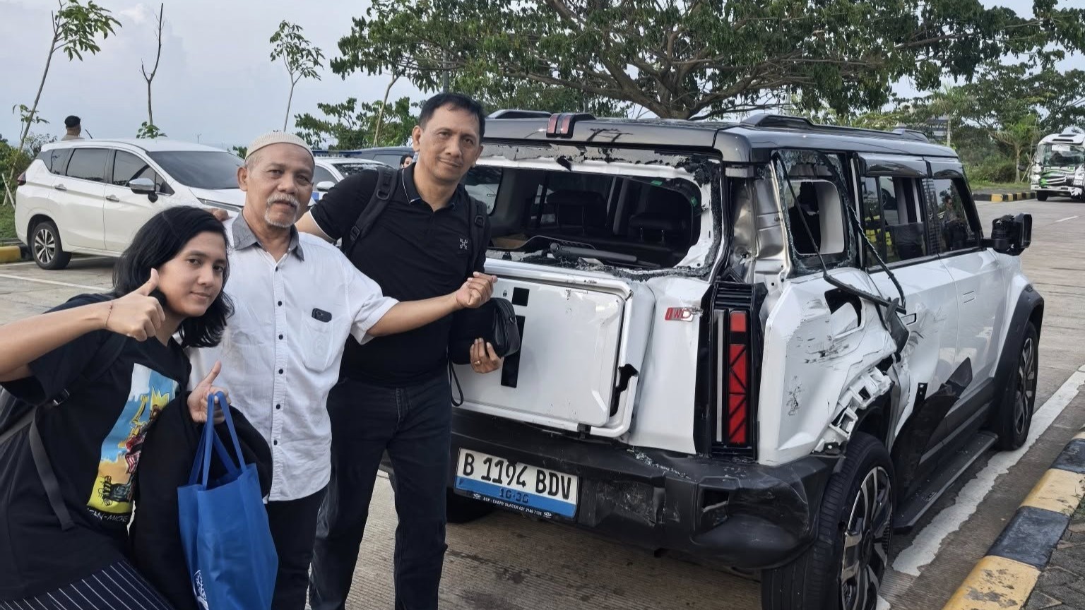 TERLIBAT KECELAKAAN: Ketua Umum Partai Kebangkitan Nusantara (PKN), Gede Pasek Suardika (paling kanan) usai kendaraan yang ia tumpangi terlibat kecelakaan di Jalan Tol Batang, Jawa Tengah.