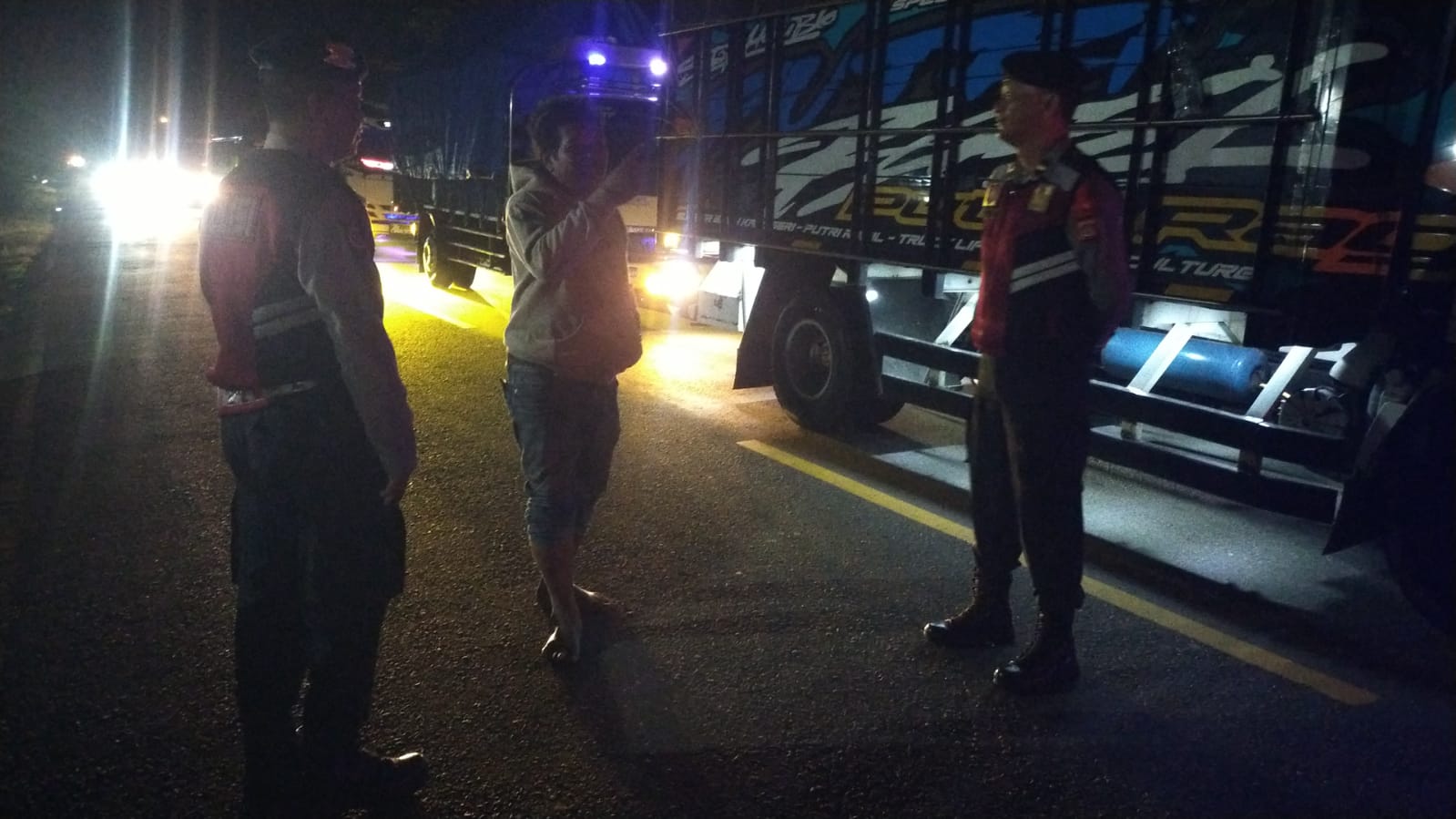 AMANKAN JALUR: Aparat kepolisian melakukan pengamanan di Jalan Raya Singaraja-Gilimanuk. Kemacetan menuju Pelabuhan Gilimanuk turut berimbas hingga Buleleng.