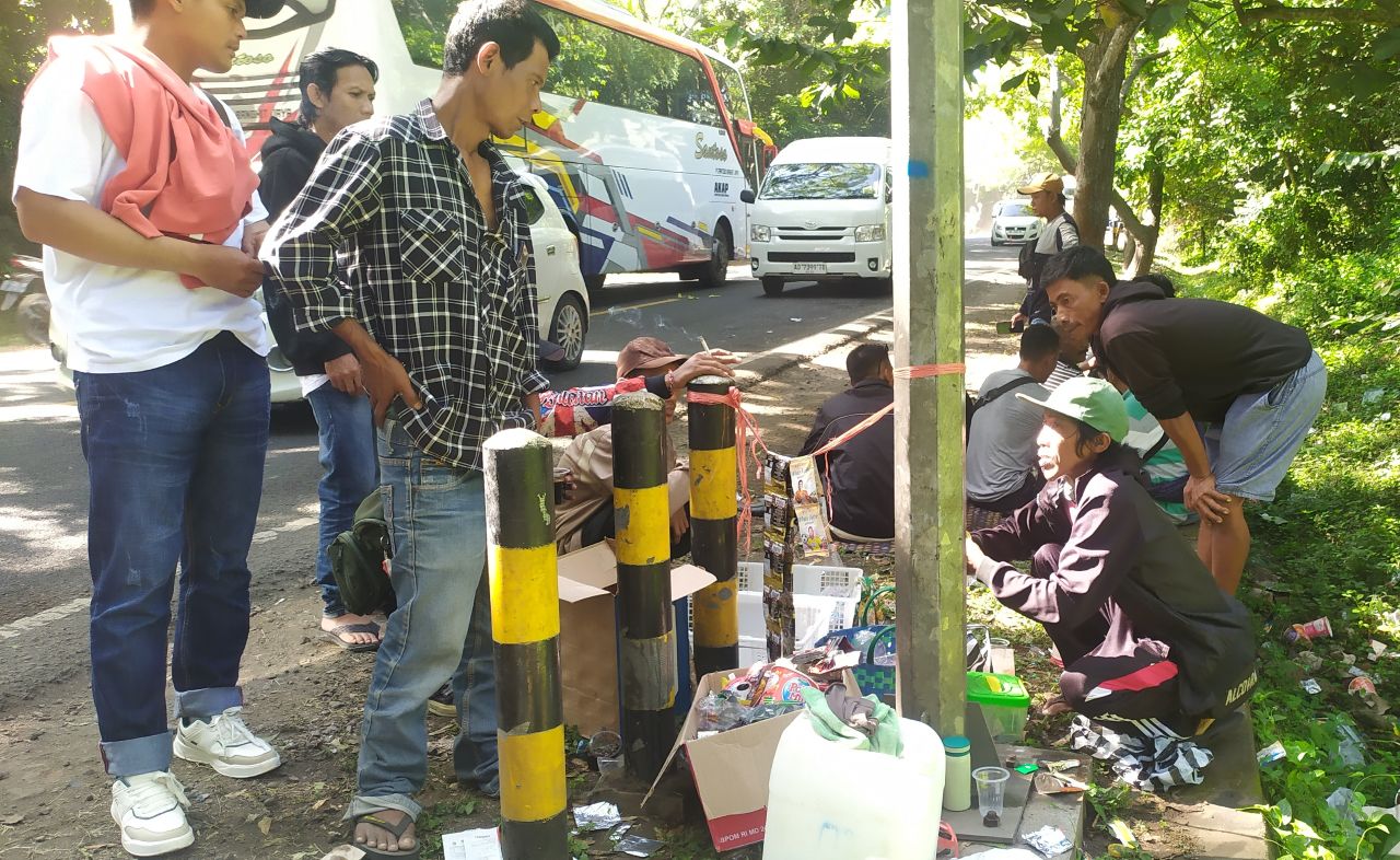 LAPAK DADAKAN: Penjual kopi dan minuman ringan membuka lapak dadakan di pinggir Jalan Raya Denpasar-Gilimanuk, tepatnya di kawasan hutan Taman Nasional Bali Barat.