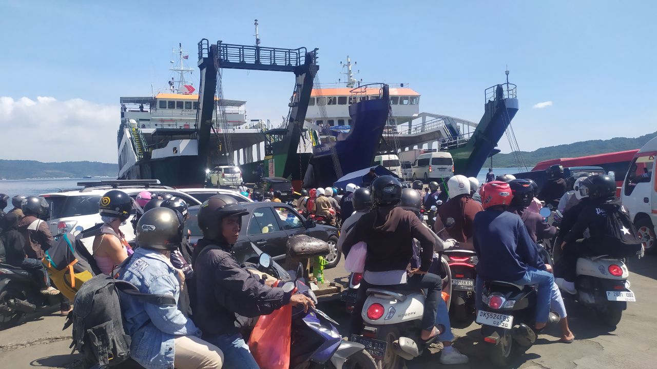 ANTRE: Para pemudik mengantre masuk kapal saat arus mudik 2026. Mudik tahun ini memicu kemacetan parah di Jalan Raya Denpasar-Gilimanuk sehingga dijuluki mudik horor.
