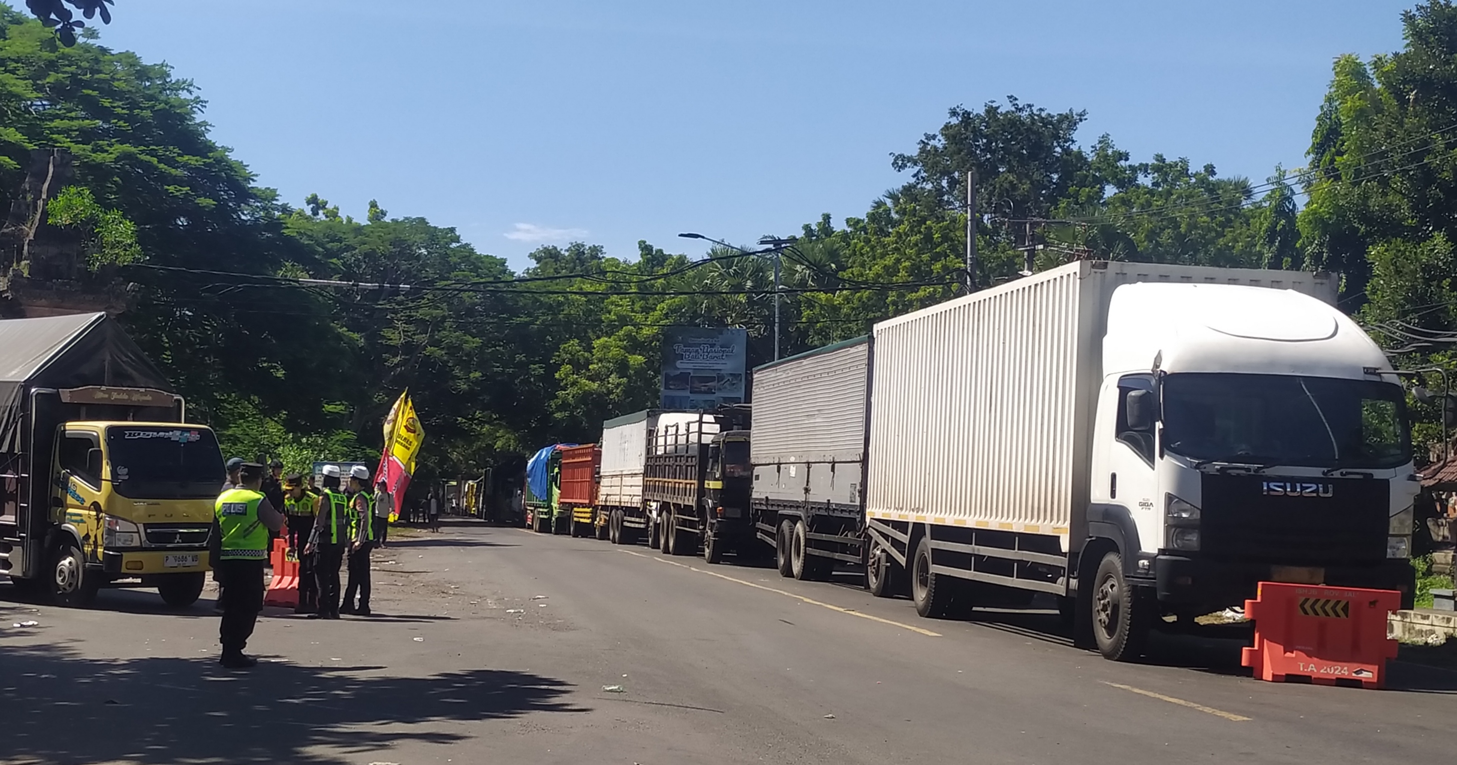 MENGULAR: Antrean kendaraan barang mengular di simpang tiga Cekik. Kendaraan tersebut terjebak arus mudik. Mudik kali ini dijuluki mudik horor karena kemacetan parah.