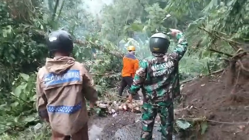 SEMPAT LUMPUH: Longsor menutup akses jalan penghubung Desa Timuhun dengan Desa Bungbungan.