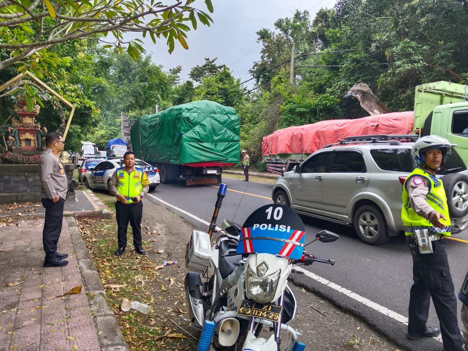 MACET: Kondisi kemacetan arus lalu lintas di Jalan Raya Singaraja-Gilimanuk. Kemacetan dari arah Buleleng tembus sampai Desa Sumberklampok yang berjarak sekitar 10 kilometer dari Pelabuhan Gilimanuk.