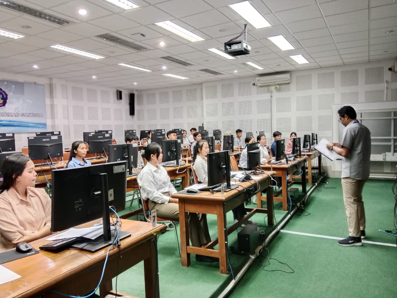 UTBK: Suasana Ujian Tulis Berbasis Komputer (UTBK) di Universitas Pendidikan Ganesha (Undiksha).
