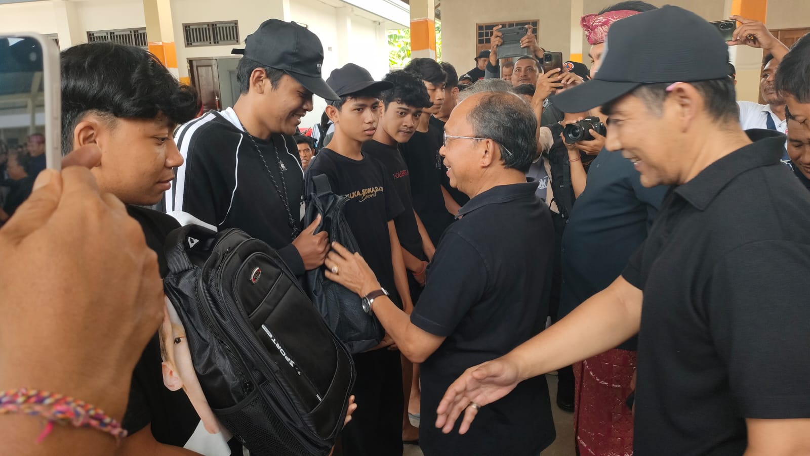 SERAHKAN BANTUAN: Gubernur Bali, Wayan koster menyerahkan bantuan perlengkapan sekolah kepada siswa SMAN 2 Banjar yang terdampak bencana.