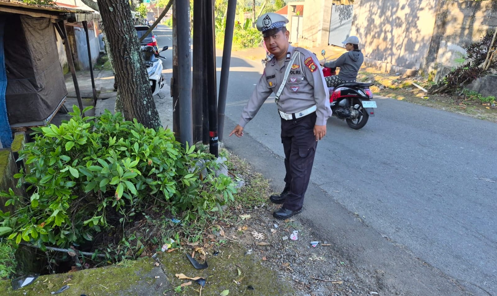 OLAH TKP: Aparat kepolisian melakukan olah TKP kejadian lalu lintas di Jalan Kiskinda, Desa Busungbiu. Seorang petani menjadi korban jiwa.