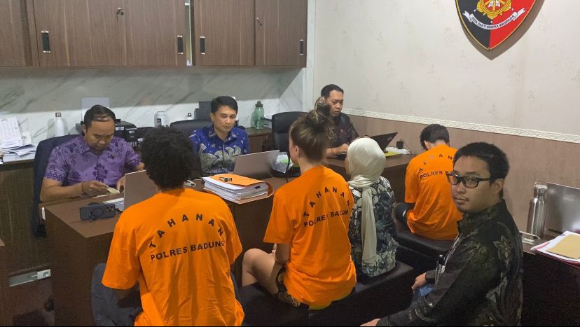 DIPERIKSA: Polisi memeriksa tiga orang WNA yang diduga terlibat dalam proses pembuatan video mekapleran di Bali.