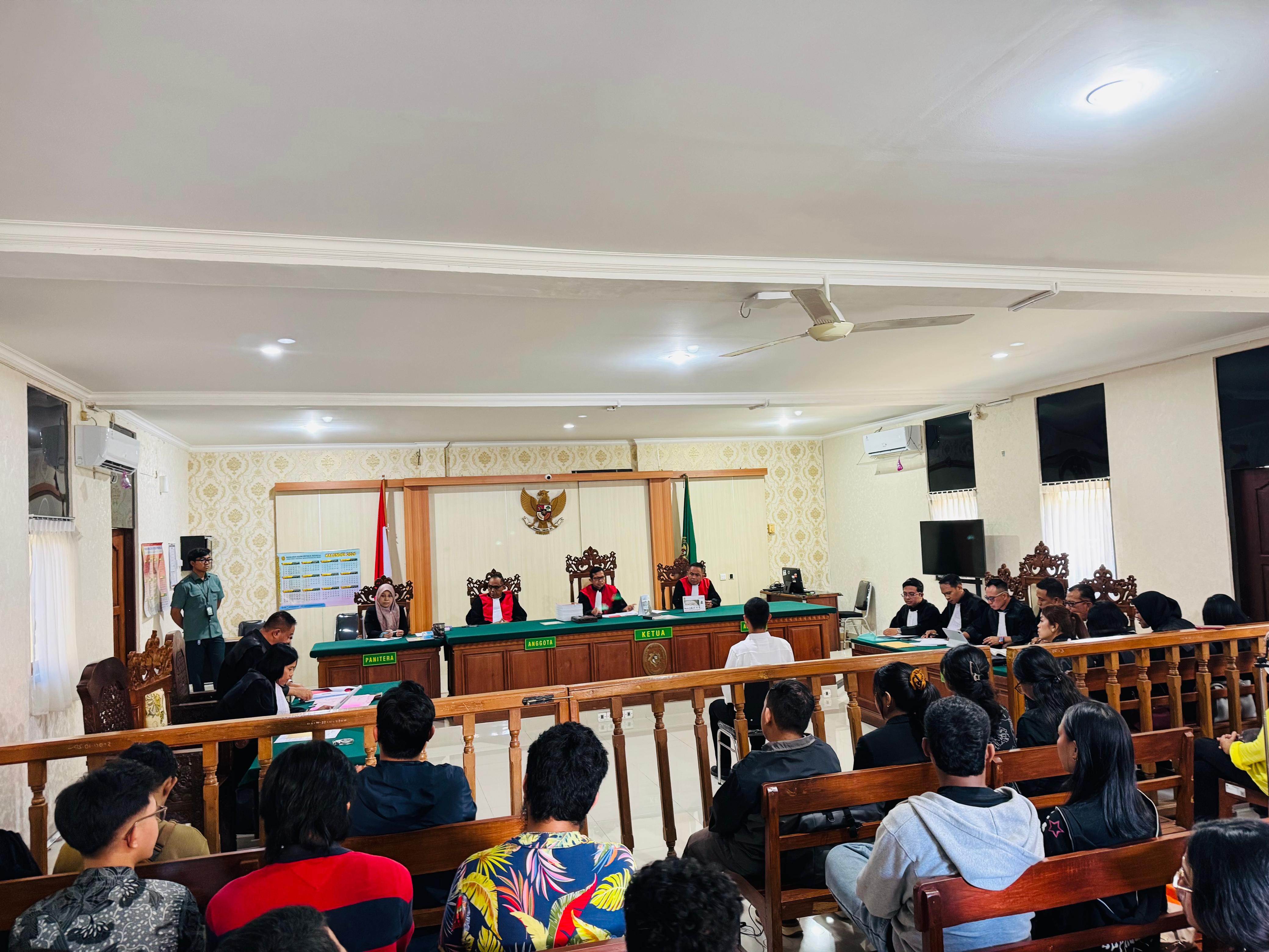 SIDANG PERDANA: Suasana persidangan aktivis Bali Tidak Diam di Pengadilan Negeri Denpasar.