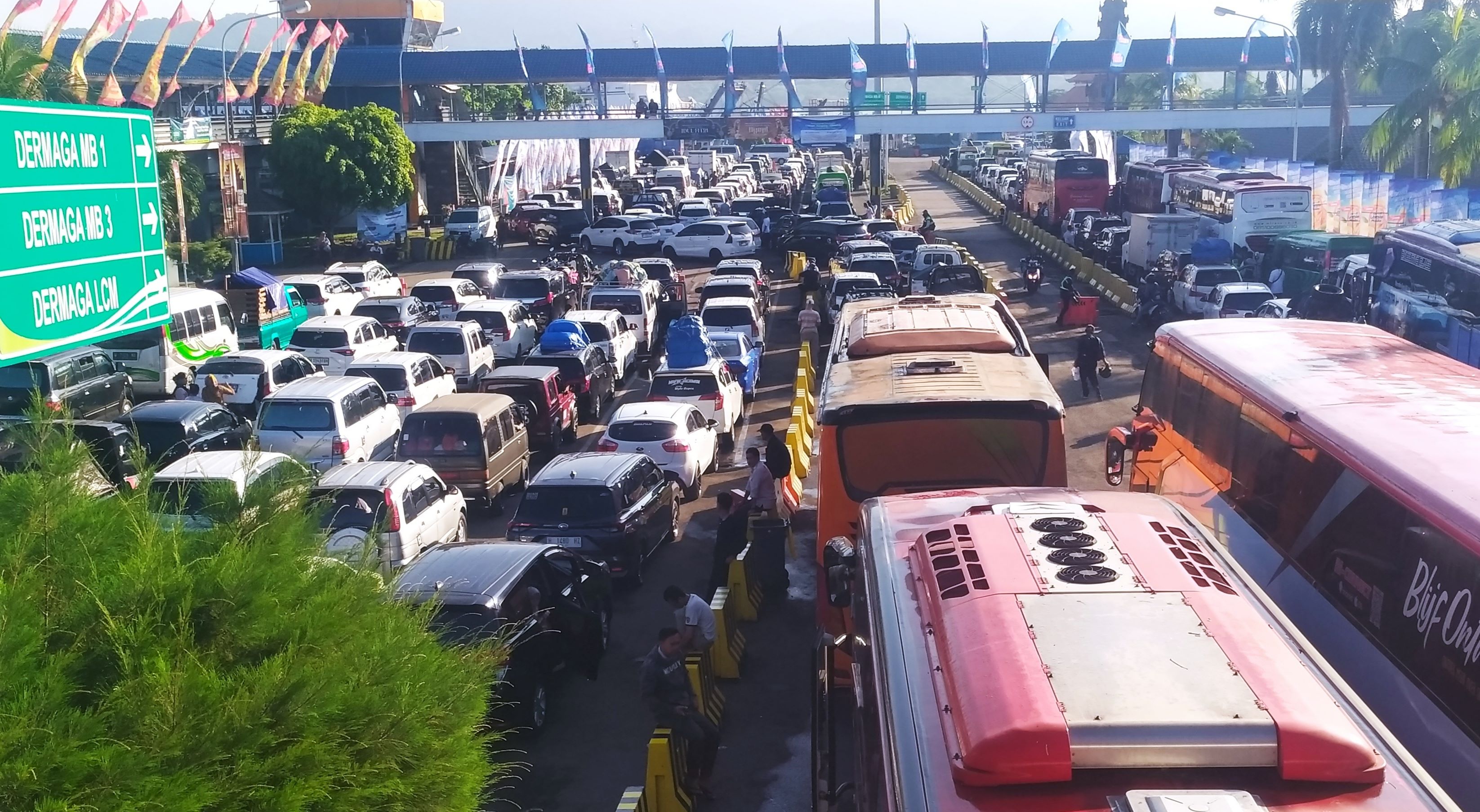 TUNGGU GILIRAN: Suasana antrean kendaraan di Pelabuhan Gilimanuk. Arus mudik tahun ini memicu kemacetan panjang, hingga mengakibatkan pemudik terancam nyepi di Gilimanuk.