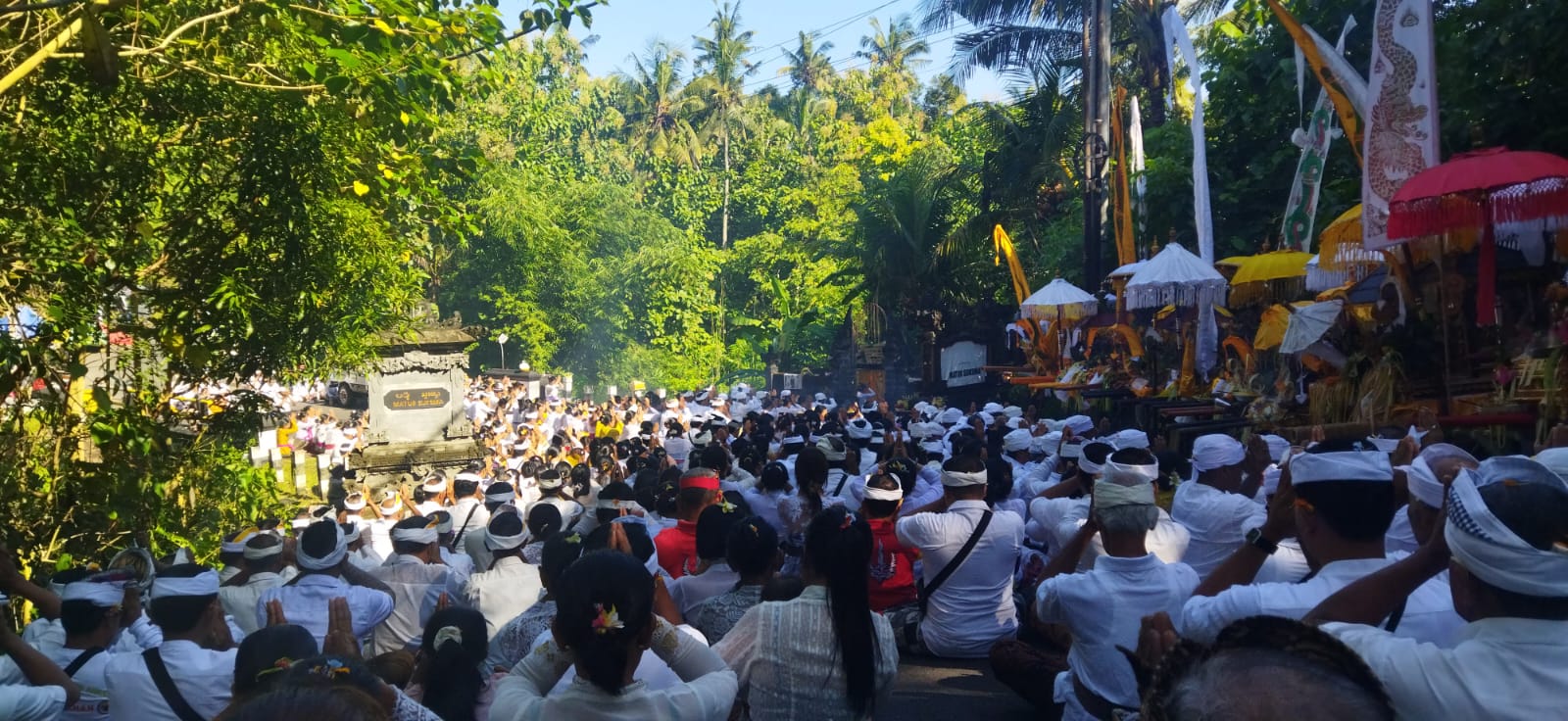 MELASTI: Krama Desa Adat Nagasepaha melakukan ritual melasti di perbatasan Desa Nagasepaha. Di lokasi tersebut terdapat penyawangan Pura Segara.