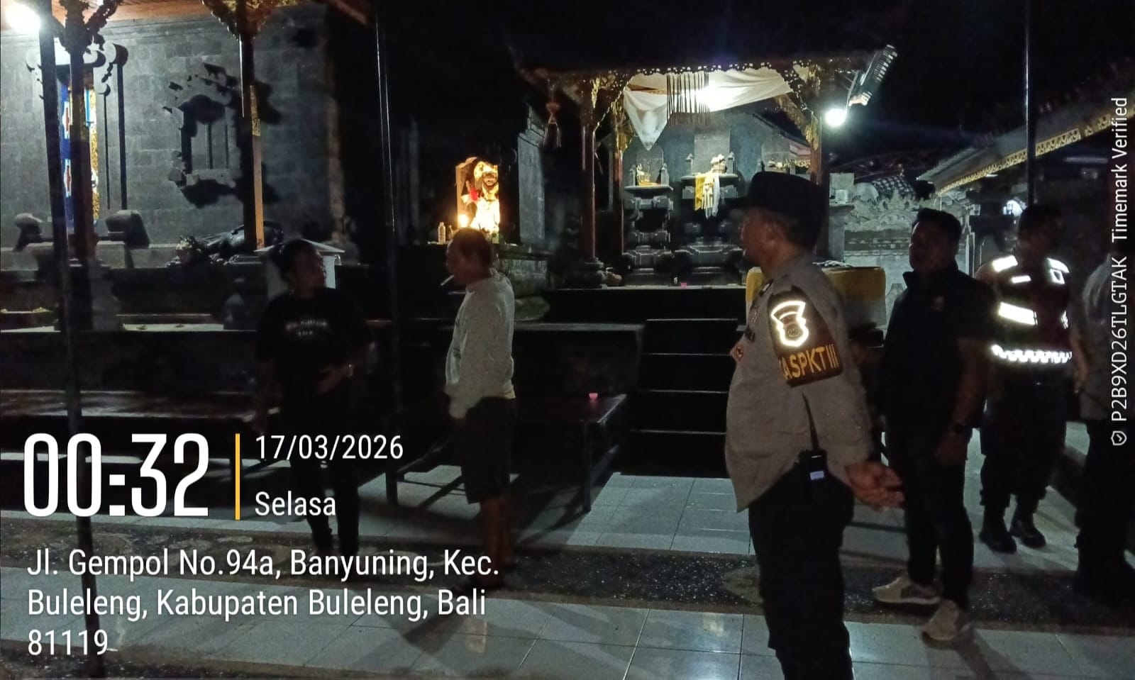 CEK PURA: Aparat kepolisian mengecek kondisi di Pura Pemayun. Warga berhasil menggagalkan pencurian yang dilakukan oleh empat orang pelaku.