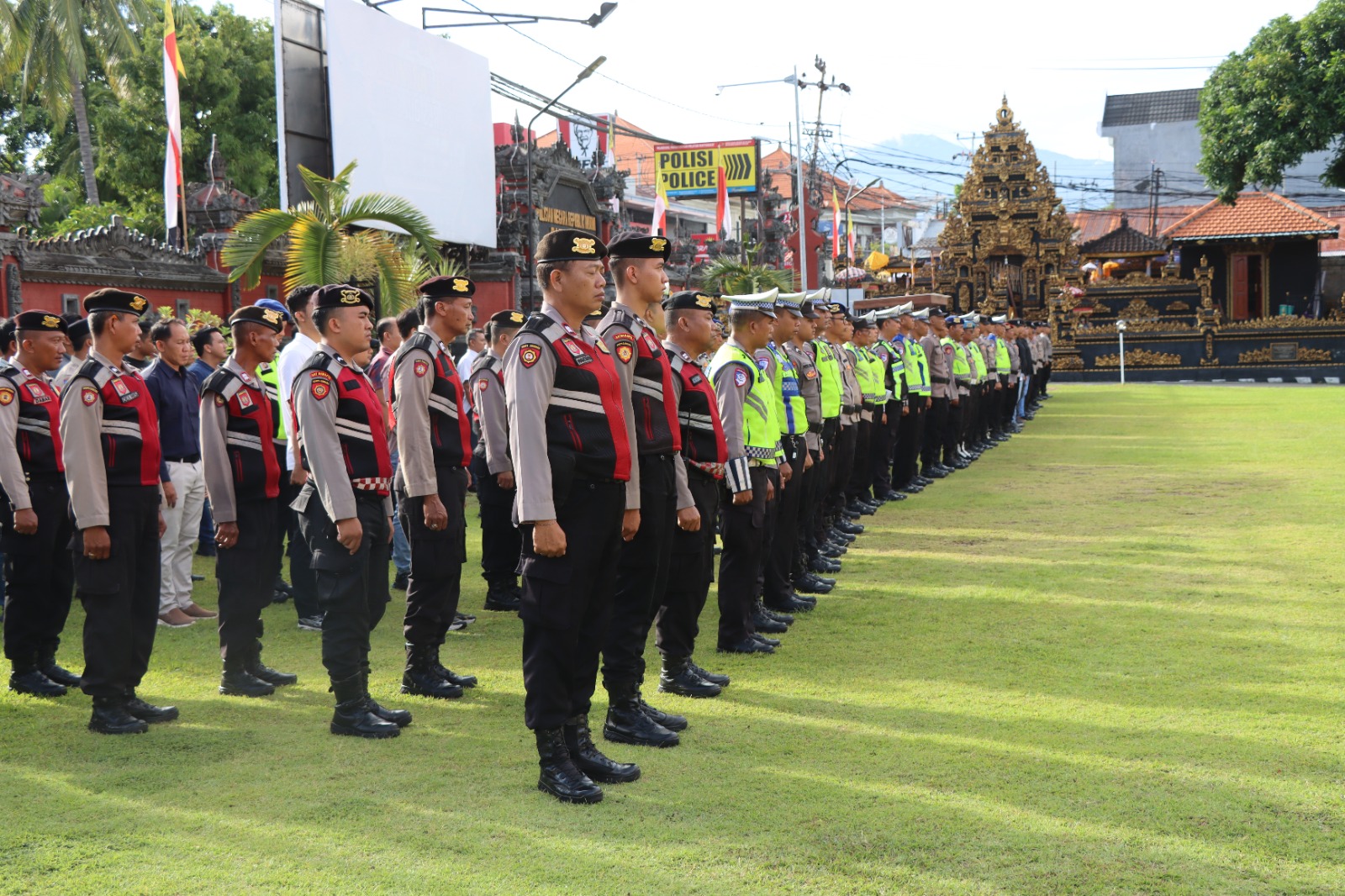 APEL SIAGA: Suasana apel siaga personel Polres Buleleng jelang pengamanan pawai ogoh-ogoh saat hari pengerupukan.