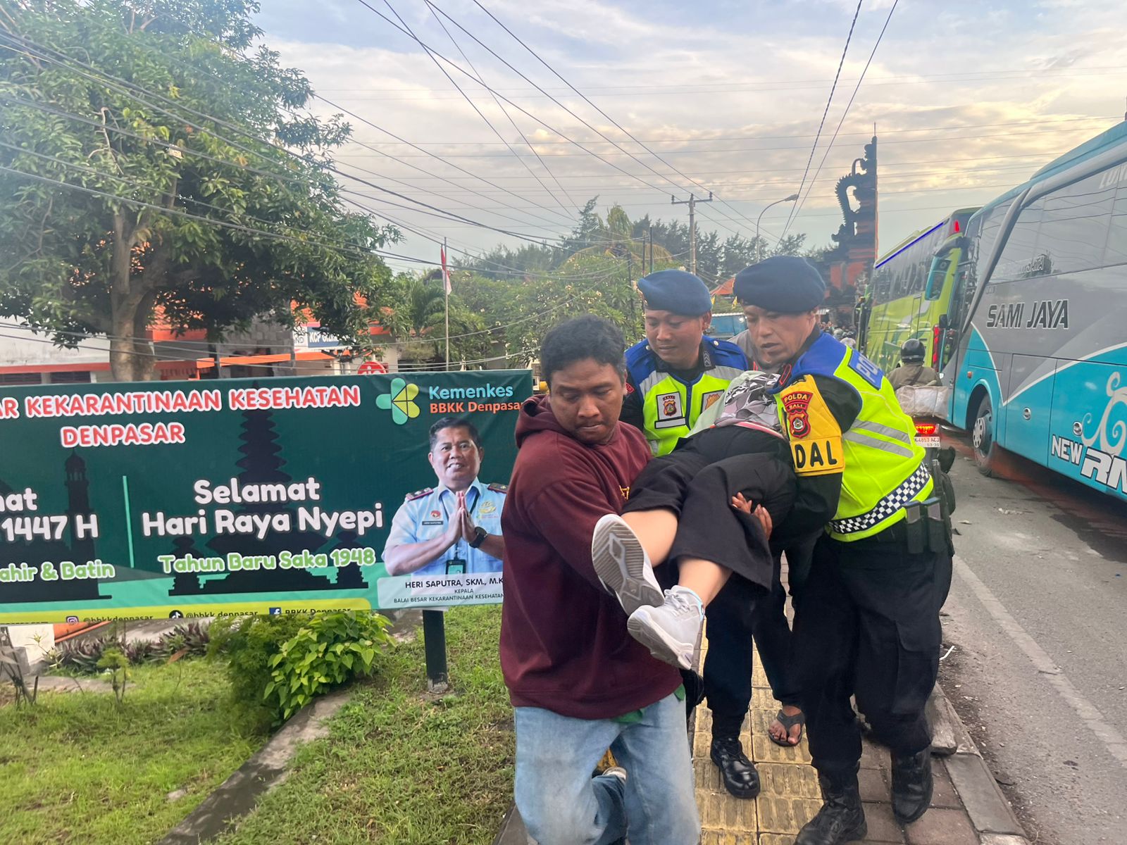 KORBAN MUDIK: Polisi mengevakuasi seorang pemudik yang meninggal akibat kelelahan. Ia terjebak kemacetan dalam mudik Idul Fitri tahun ini.