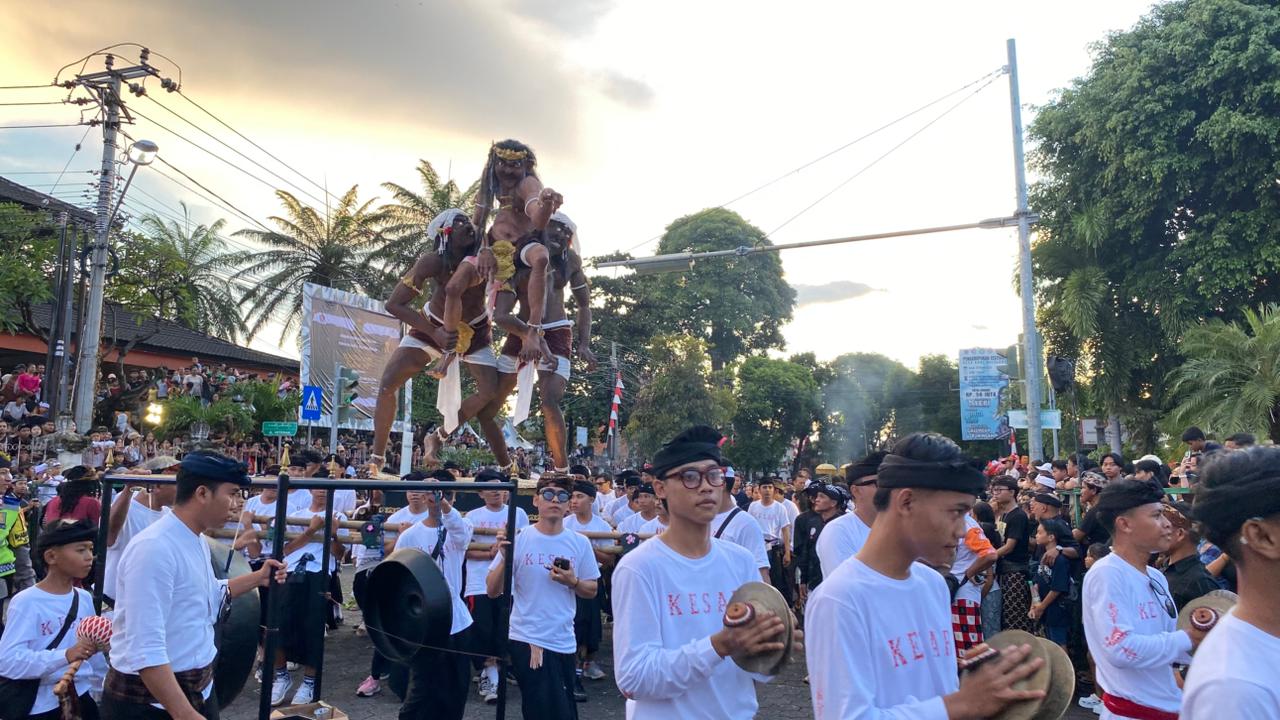 PARADE: Penampilan ogoh-ogoh salah satu banjar adat di Desa Adat Buleleng pada Pengerupukan Fest serangkaian Hari Raya Nyepi.