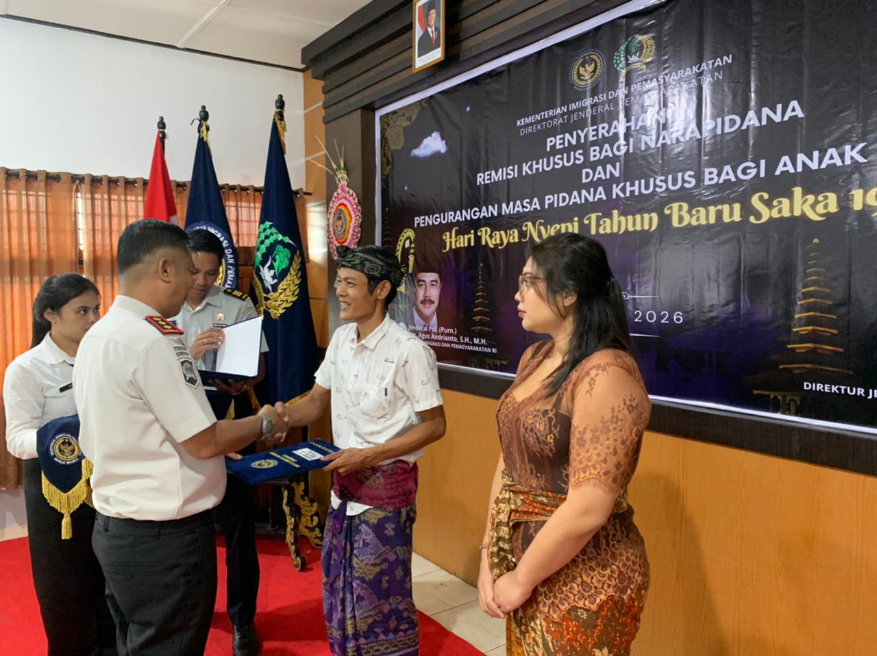 DAPAT REMISI: Kalapas Singaraja, Iskandar Djamil (kiri) menyerahkan SK remisi kepada narapidana yang mendapatkan remisi Nyepi.