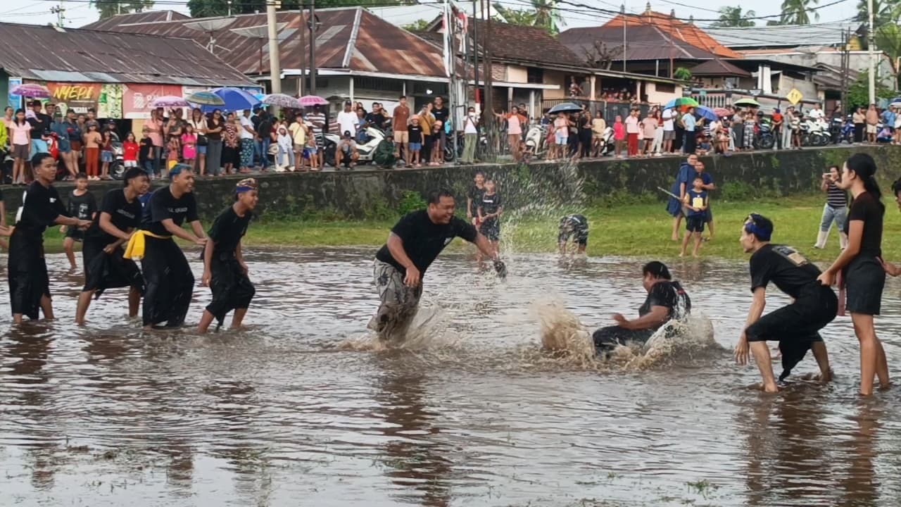 LESTARIKAN TRADISI: Para pemuda di Desa Panji melakukan tradisi megoak-goakan di Lapangan Desa Panji, pada Jumat (20/3/2025). Tradisi tersebut rutin dilaksanakan usai hari raya Nyepi.