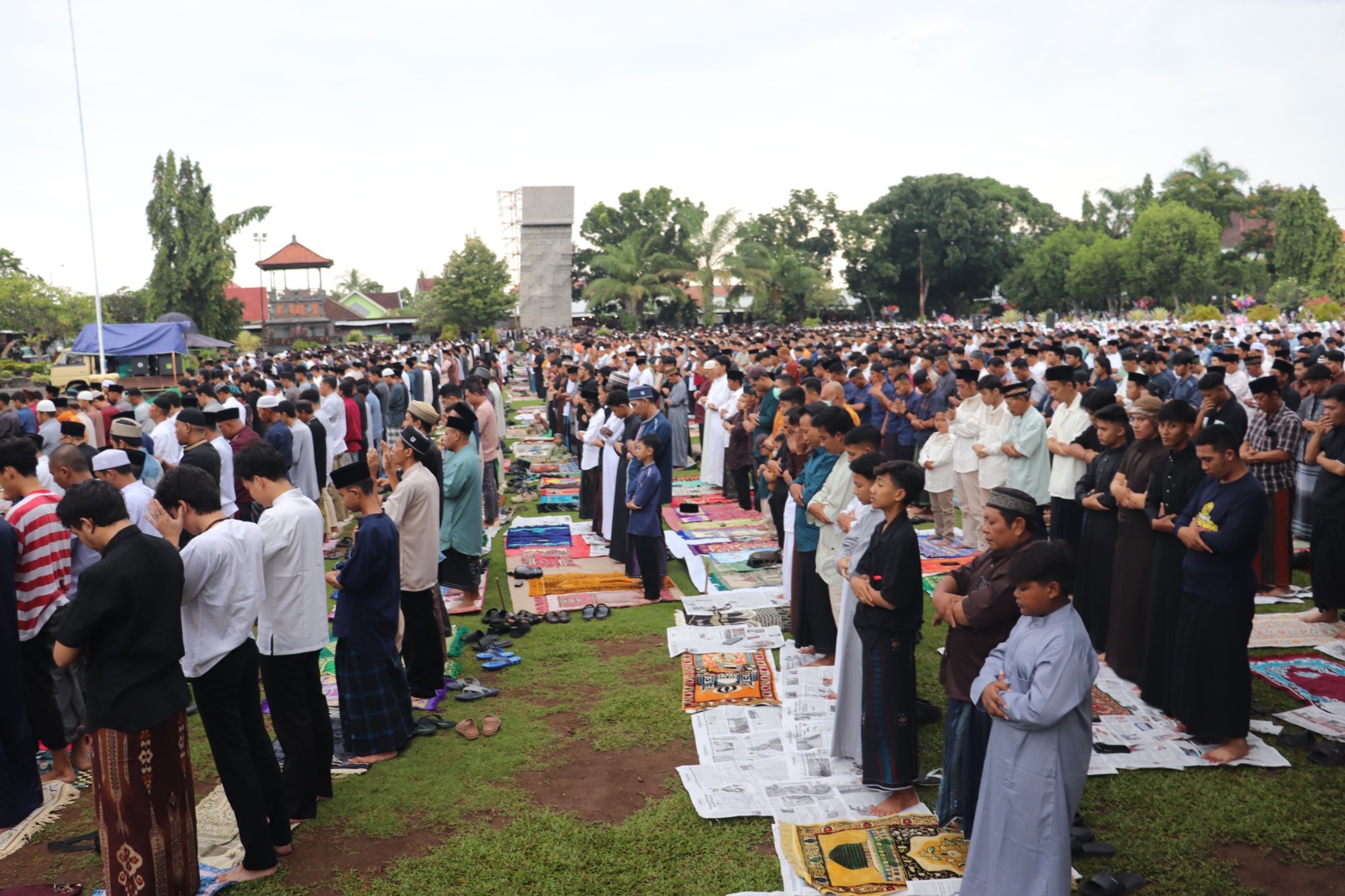 KHUSYUK: Pelaksanaan sholat Idul Fitri 1448 Hijriah di Taman Kota Singaraja pada Sabtu (21/3/2026).