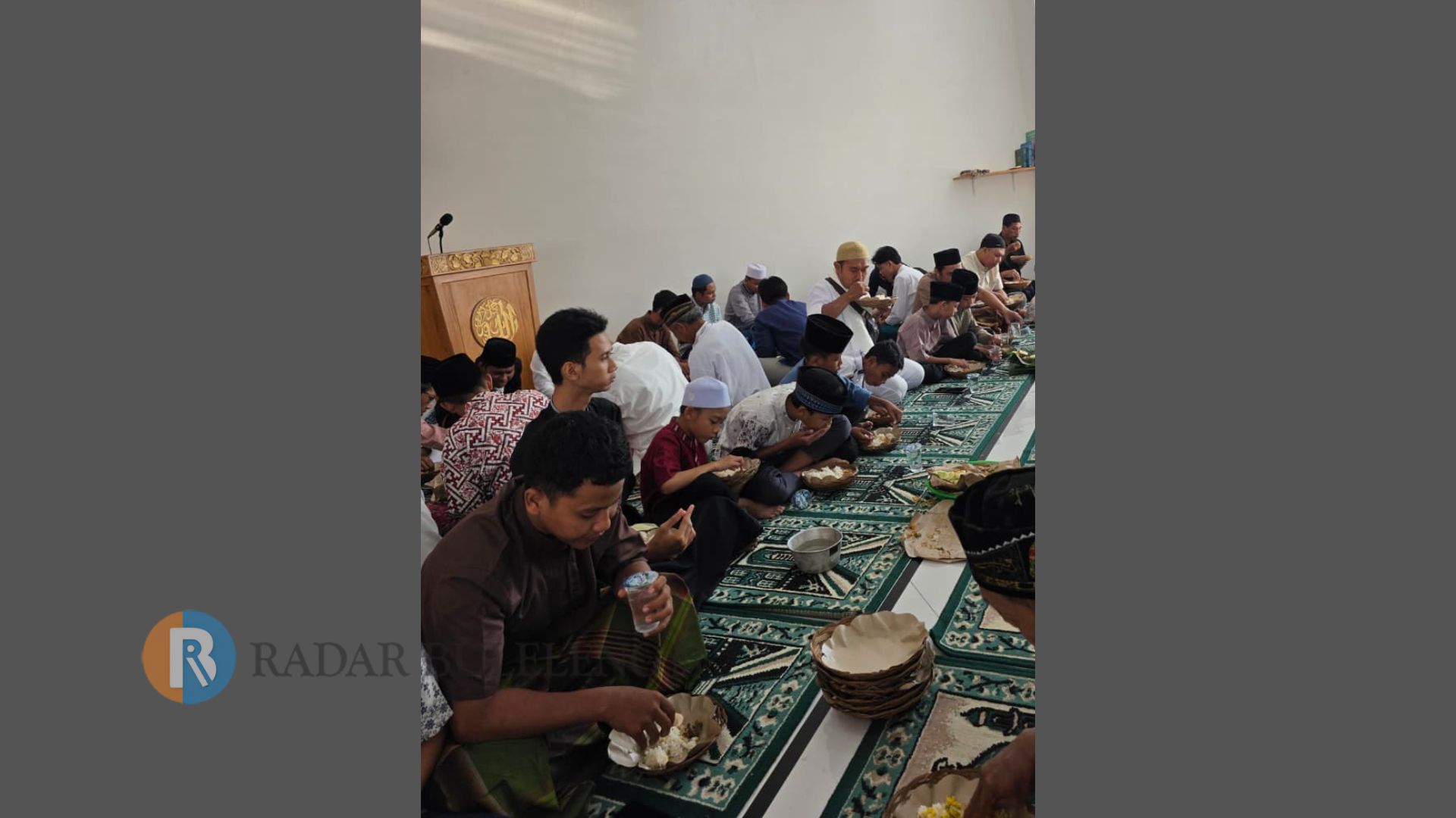MEGIBUNG: Tradisi bancakan atau megibung yang dilakukan jamaah Masjid Nurrahman Kelurahan Kampung Singaraja, usai Sholat Idul Fitri.
