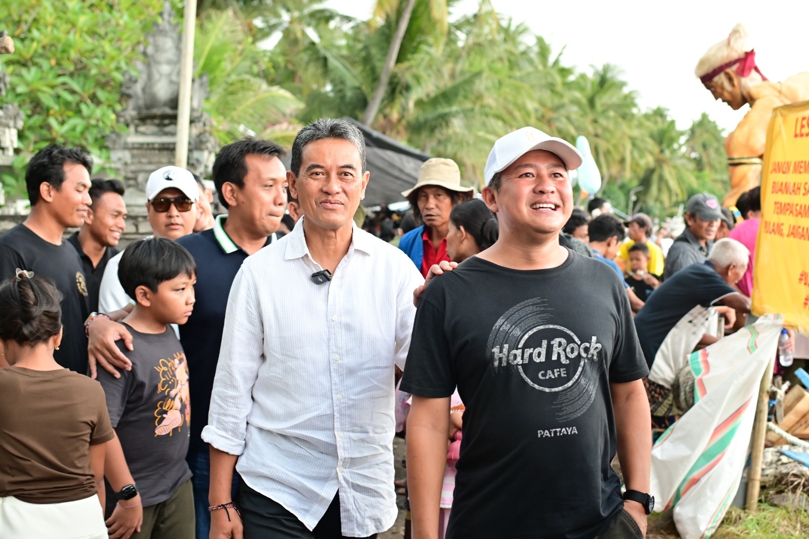 HADIR DI FESTIVAL: Wakil Bupati Buleleng, Gede Supriatna (baju putih) saat menghadiri ajang Les Ngembak Festival IV, pada Sabtu (21/3/2026).