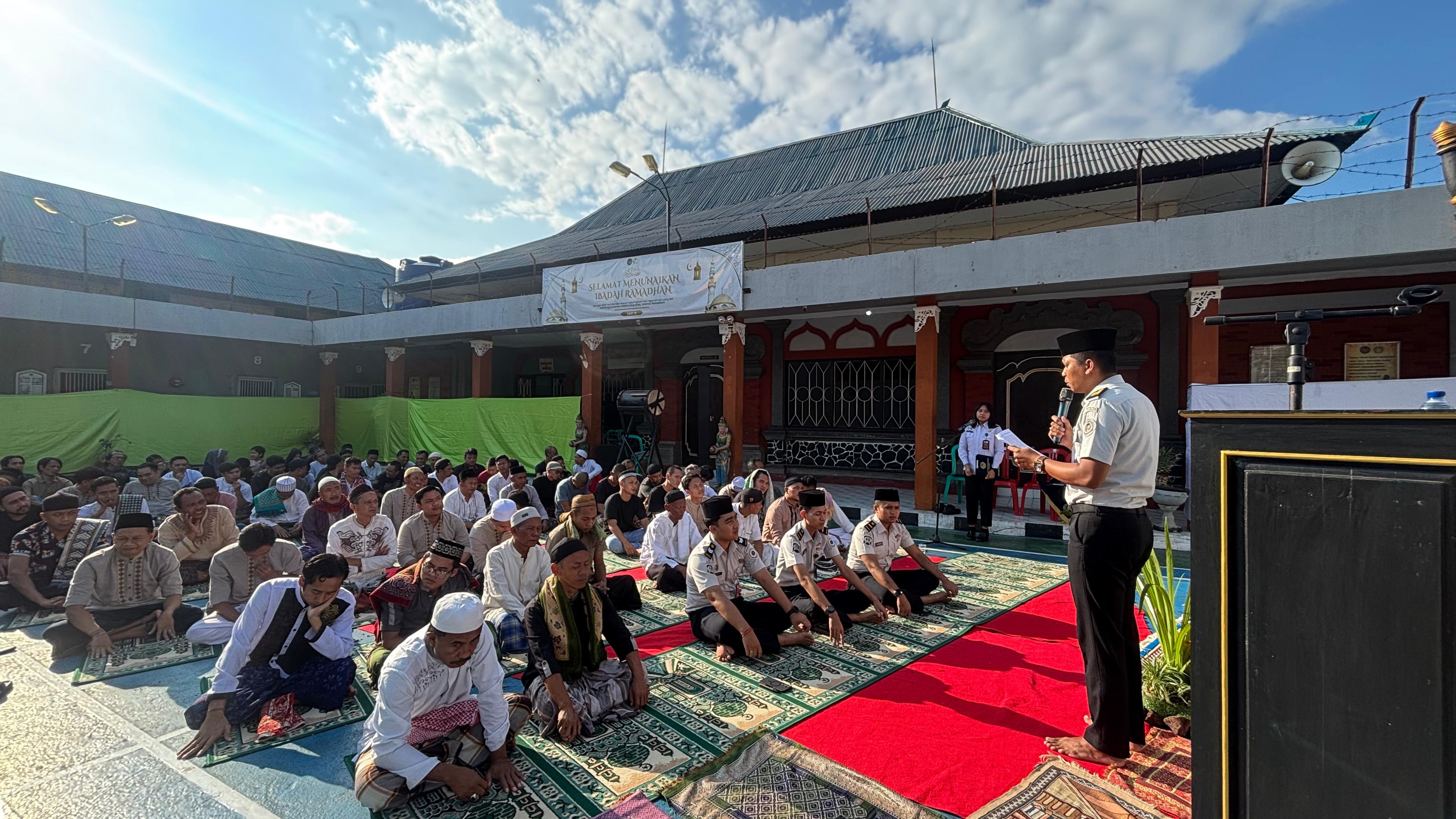 REMISI: Suasana penyerahan remisi kepada warga binaan Lapas Singaraja yang dinyatakan memenuhi syarat.