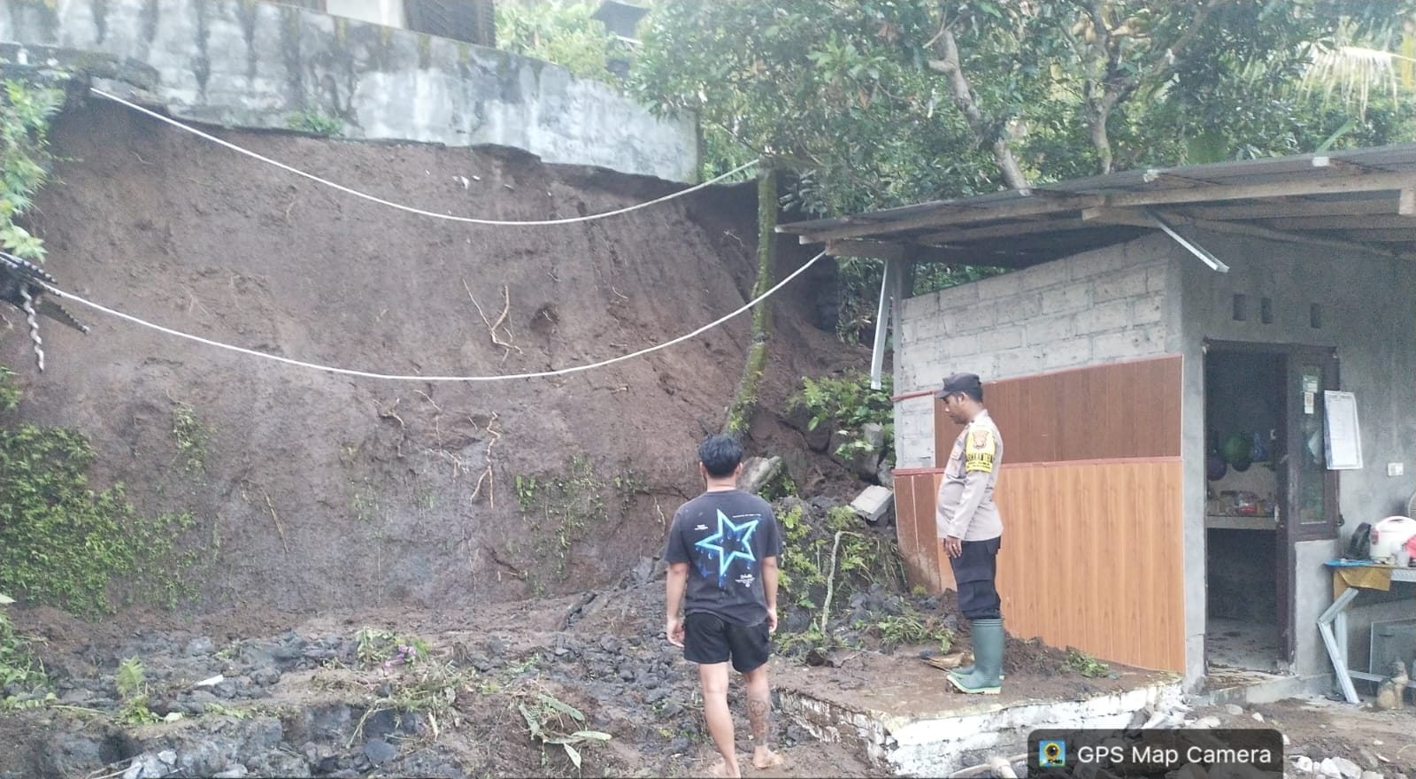 LONGSOR: Rumah warga di Desa Subuk, Kecamatan Busungbiu, rusak akibat diterjang longsor.