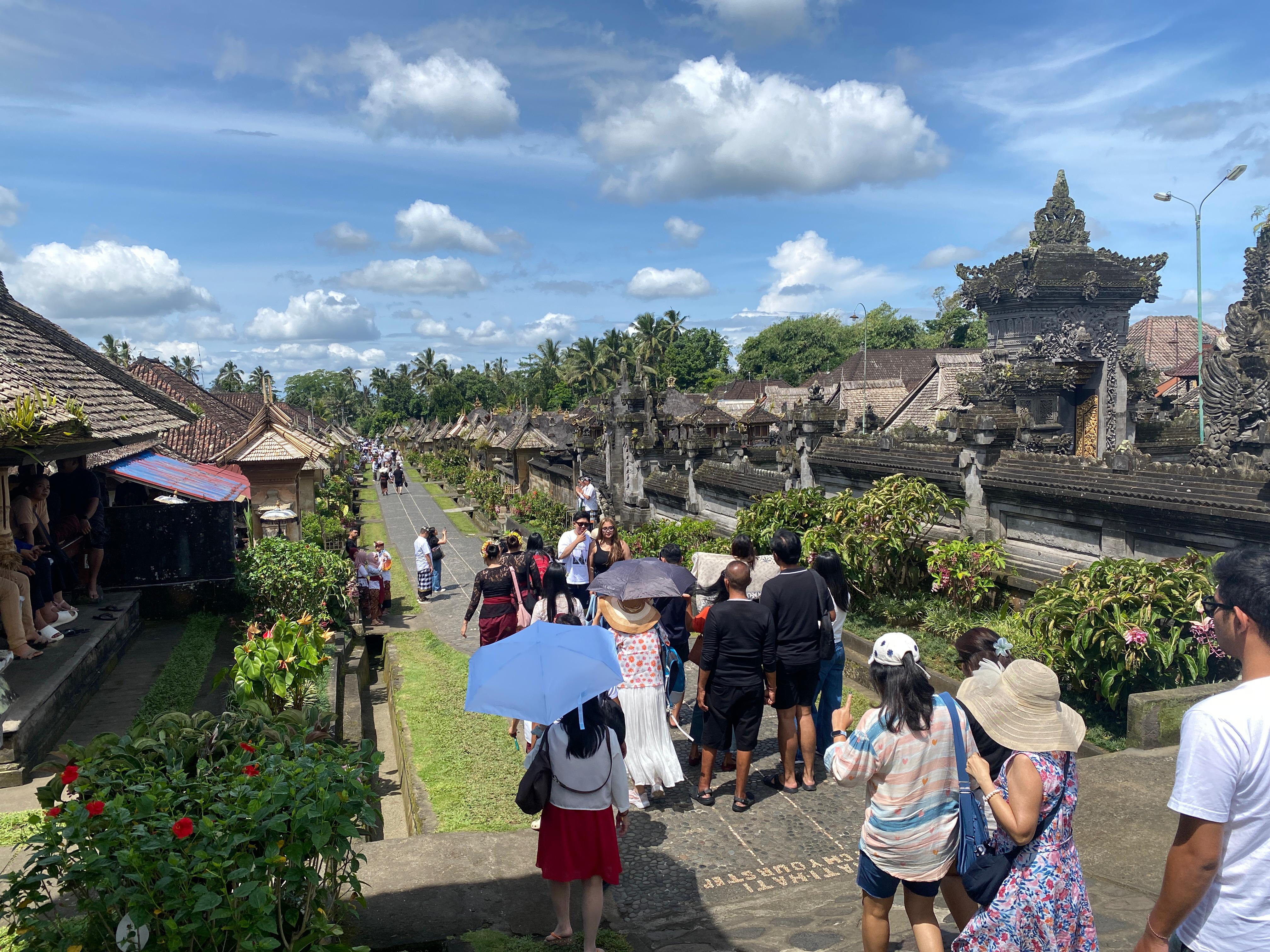 RAMAI: Suasana di Desa Wisata Penglipuran. Destinasi ini menjadi salah satu destinasi favorit wisatawan.