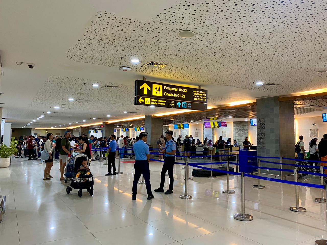 PADAT: Suasana di terminal keberangkatan internasional Bandara Ngurah Rai.
