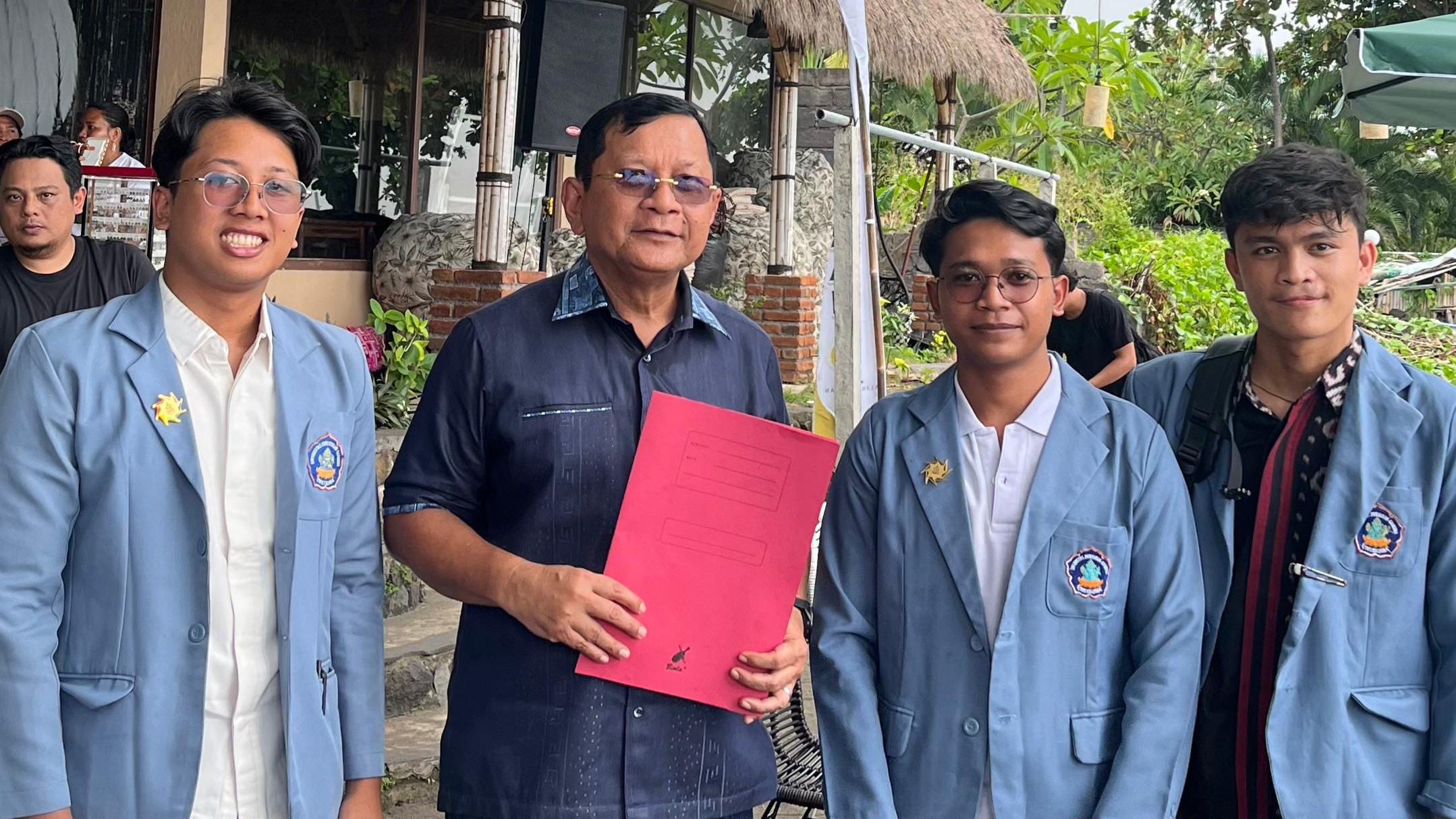 SERAHKAN ASPIRASI: BEM Republik Mahasiswa Undiksha menyerahkan pandangan tertulis kepada Bupati Buleleng, I Nyoman  Sutjidra, terkait krisis guru di Kabupaten Buleleng.