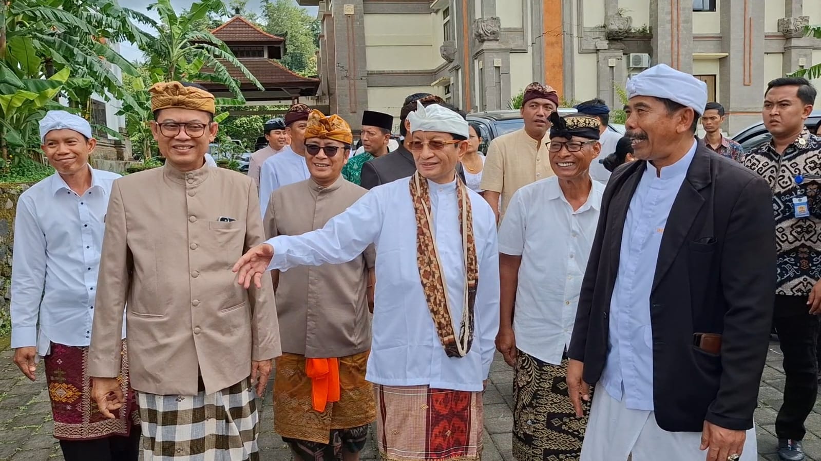 TINJAU KAMPUS: Menteri Agama, Prof. K.H. Nasaruddin Umar (pakai syal) saat mengunjungi kampus UHN Sugriwa di Bangli.