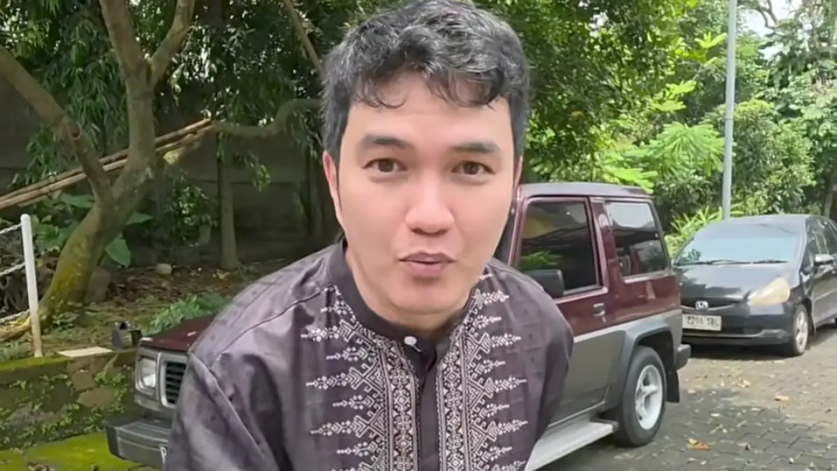 JUAL MOBIL: Aldi Taher saat menjual mobil Feroza Ceper miliknya seharga Rp 45 juta.