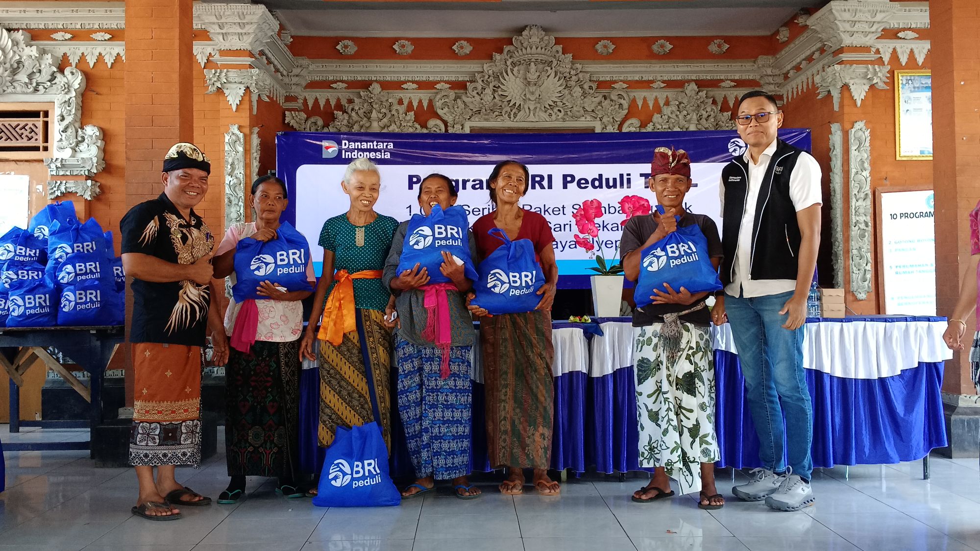 BERI BANTUAN: Penyerahan bantuan kepada warga Desa Sari Mekar, Kabupaten Buleleng, dalam rangka memperingati hari raya Nyepi.