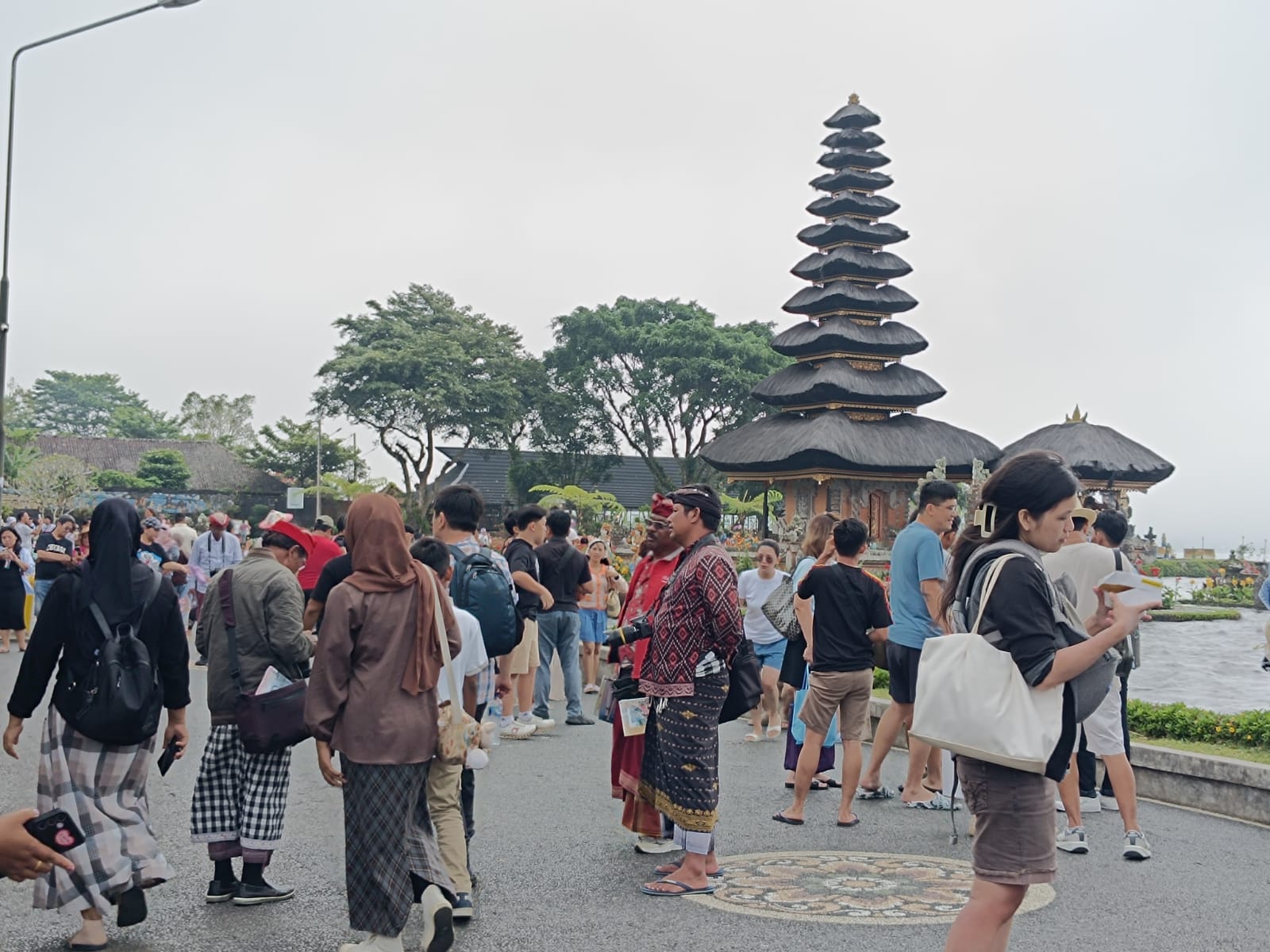 ANJLOK: Kunjungan wisatawan di Ulun Danu Beratan, Tabanan. Tingkat kunjungan wisatawan anjlok akibat pengaruh perang.