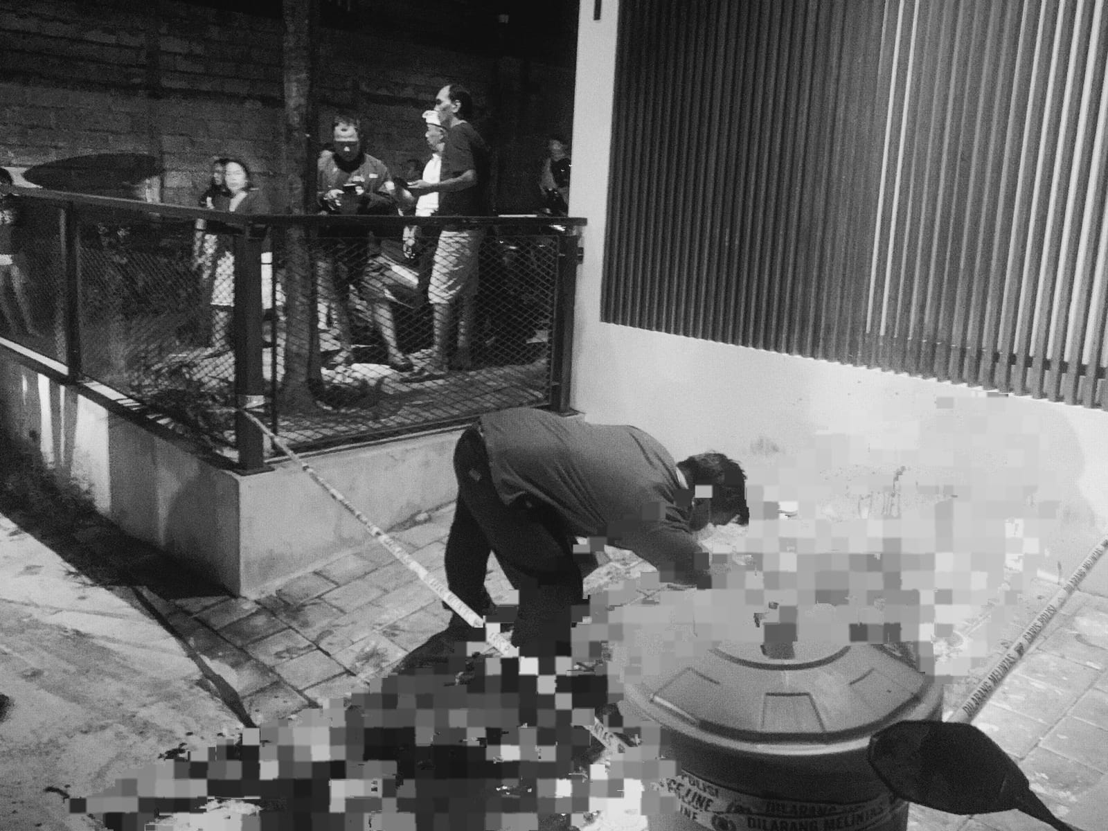 CEK TKP: Aparat kepolisian mengecek Tempat Kejadian Perkara (TKP) pembunuhan yang terjadi di Kerobokan, Kecamatan Kuta Utara, Bali.