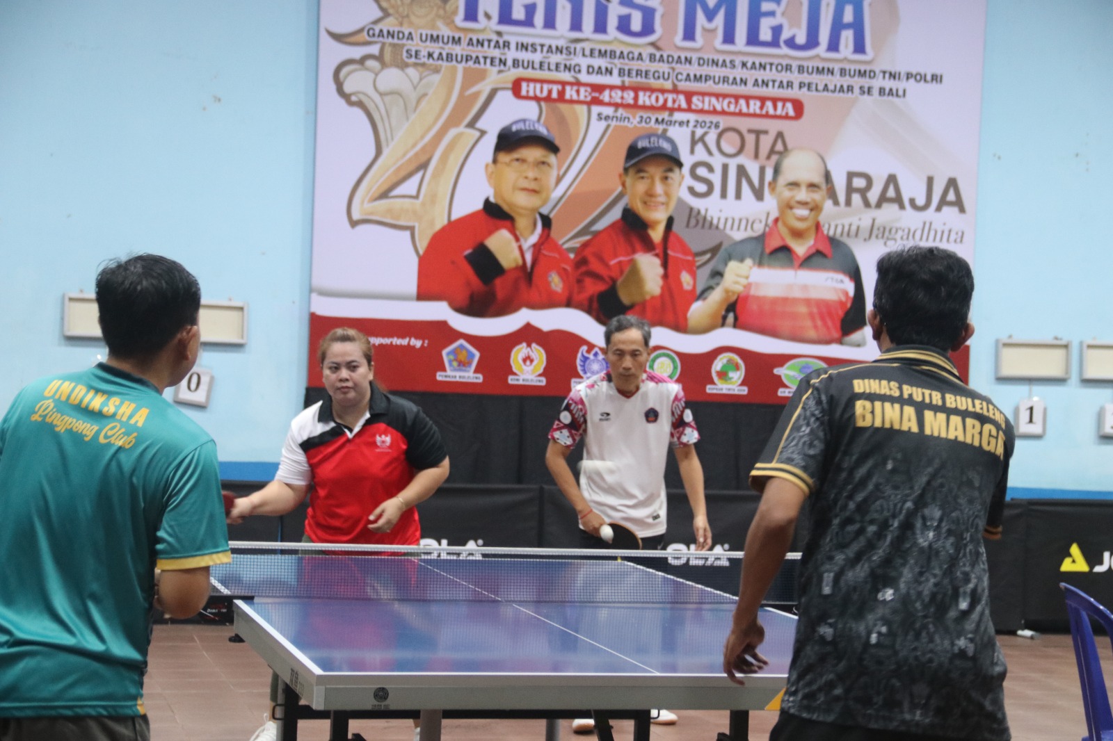 EKSEBISI: PAra atlet tenis meja senior di Buleleng melakukan pertandingan eksebisi dalam rangka Kejuaraan Tenis Meja Antar Pelajar yang dihelat PTMSI Buleleng.