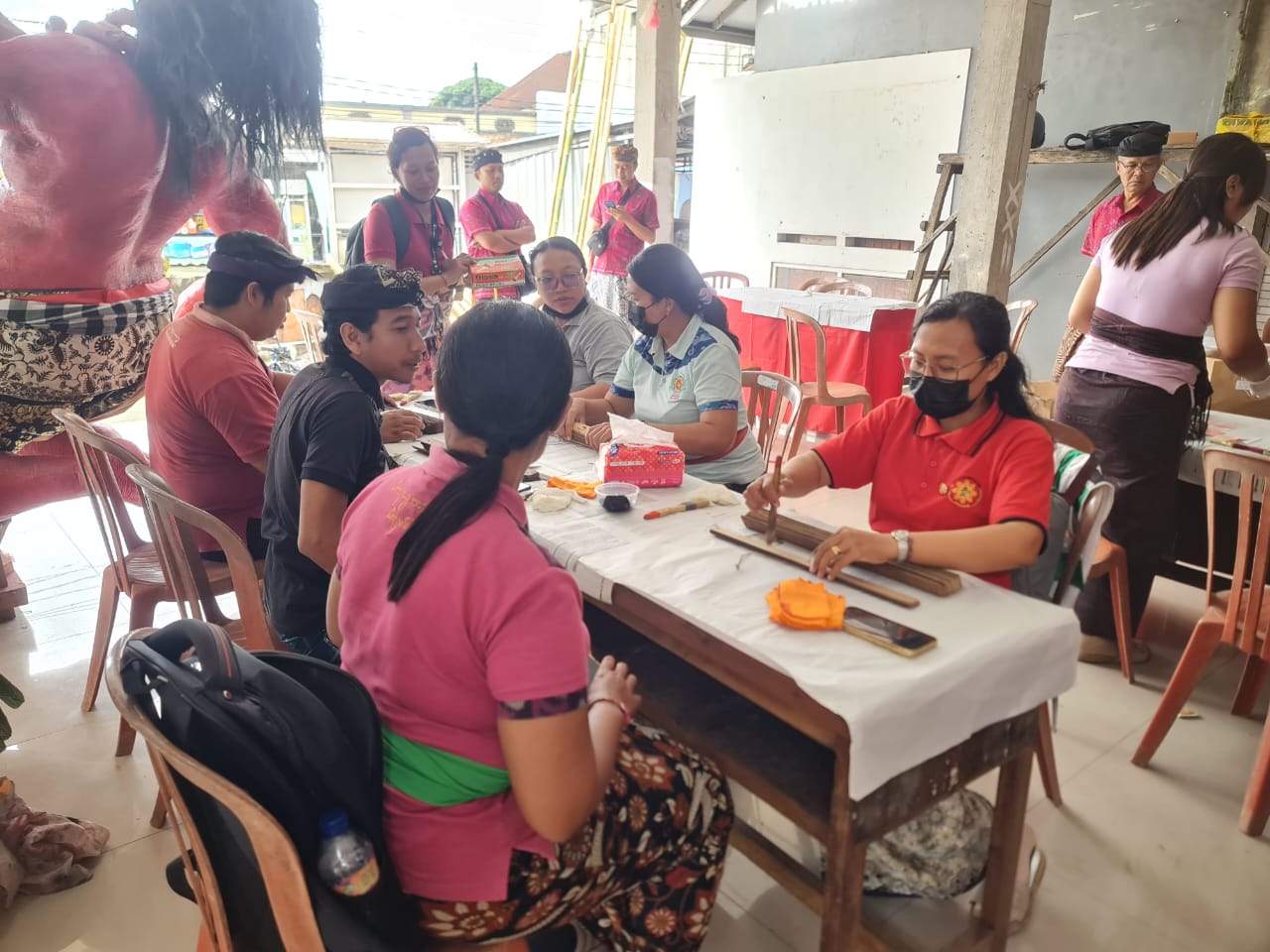 MANUSKRIP KUNO: Tim konservasi naskah kuno melakukan proses konservasi terhadap lontar milik warga di Pupuan.